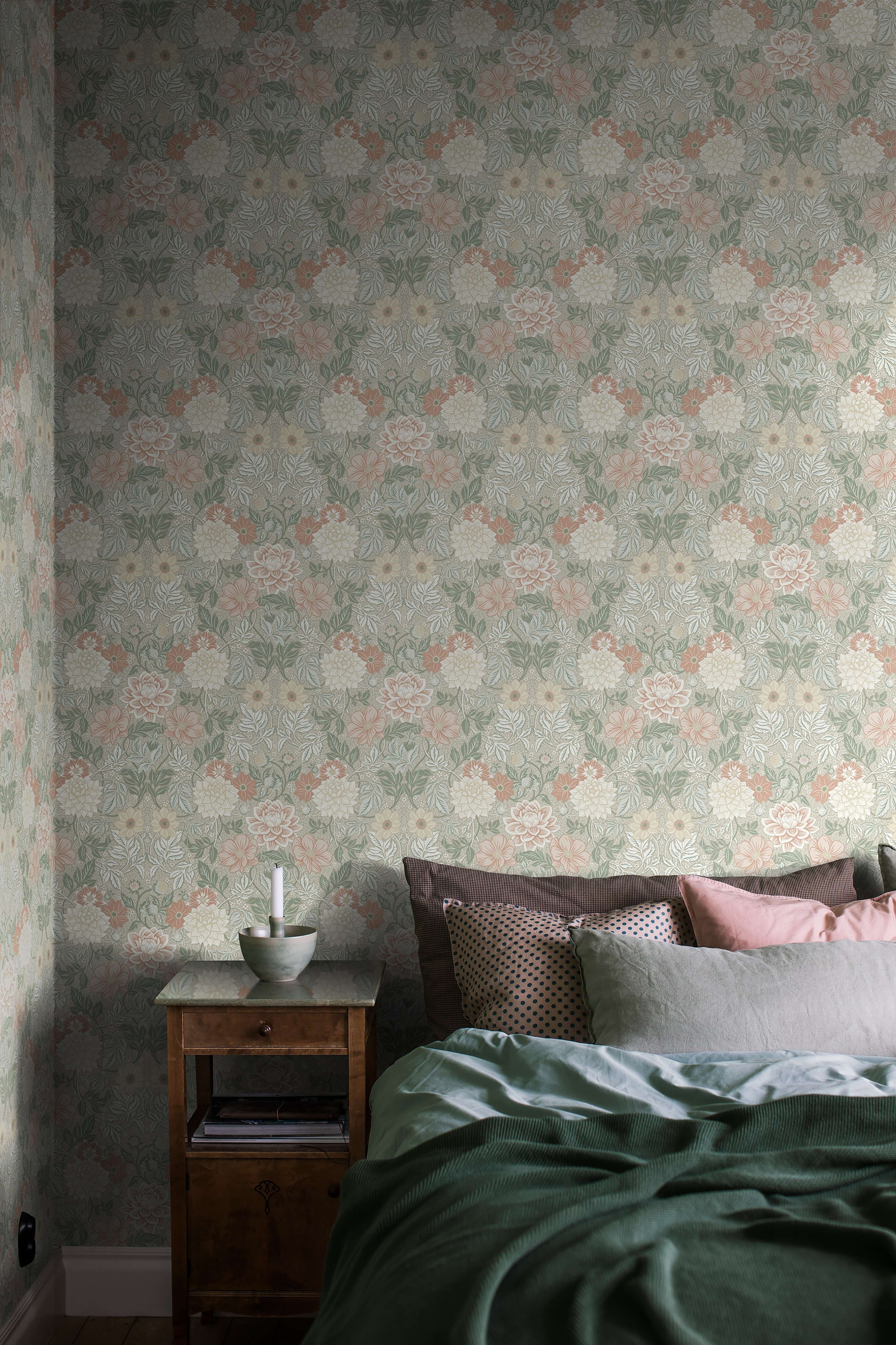 Dahlia Garden tapet från Boråstapeter med blommigt mönster i beige. Från kollektionen Falsterbo III. Nonwoven-material med rak passning. Country-stil.