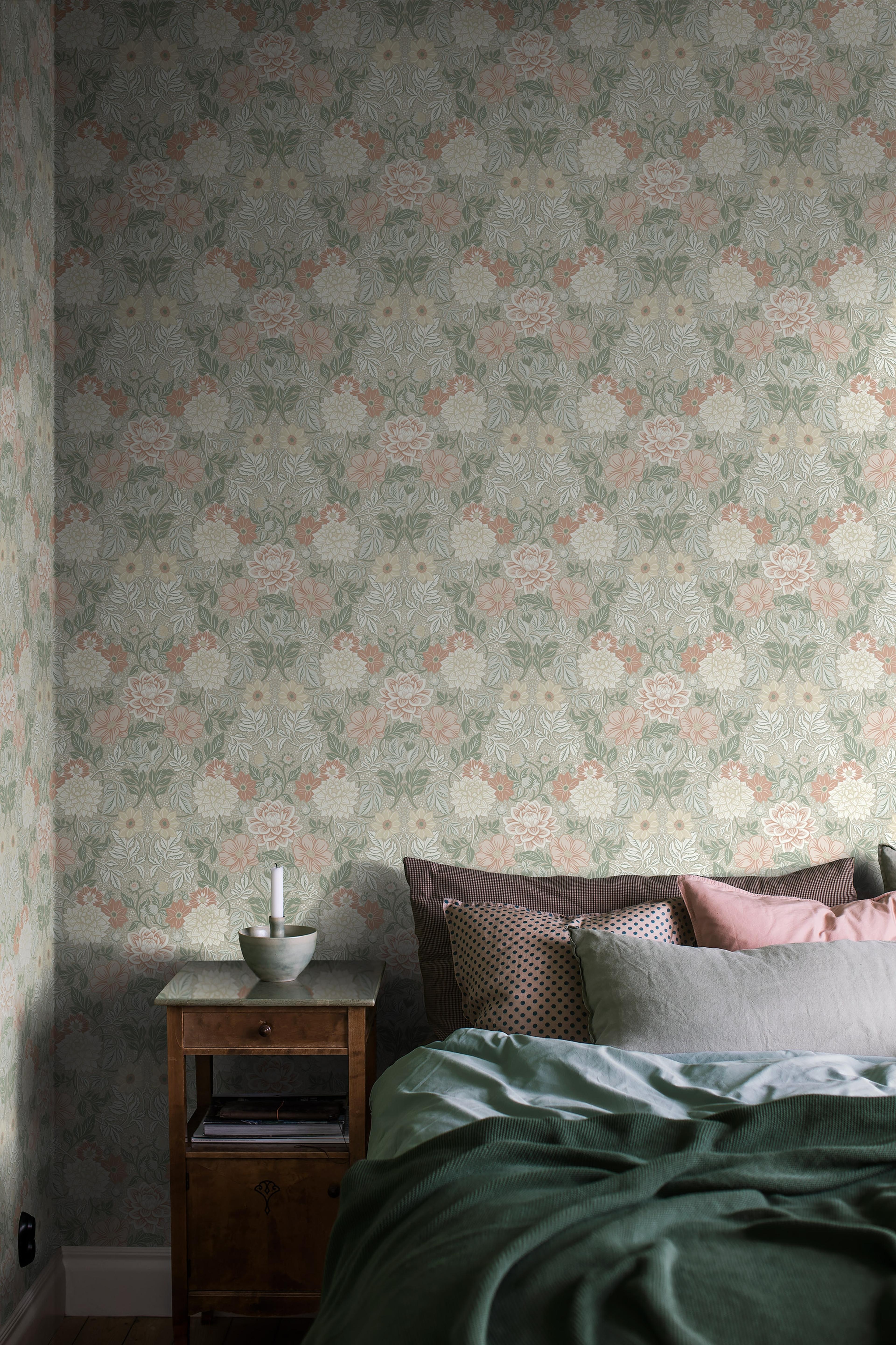 Dahlia Garden tapet från Boråstapeter med blommigt mönster i beige. Från kollektionen Falsterbo III. Nonwoven-material med rak passning. Country-stil.