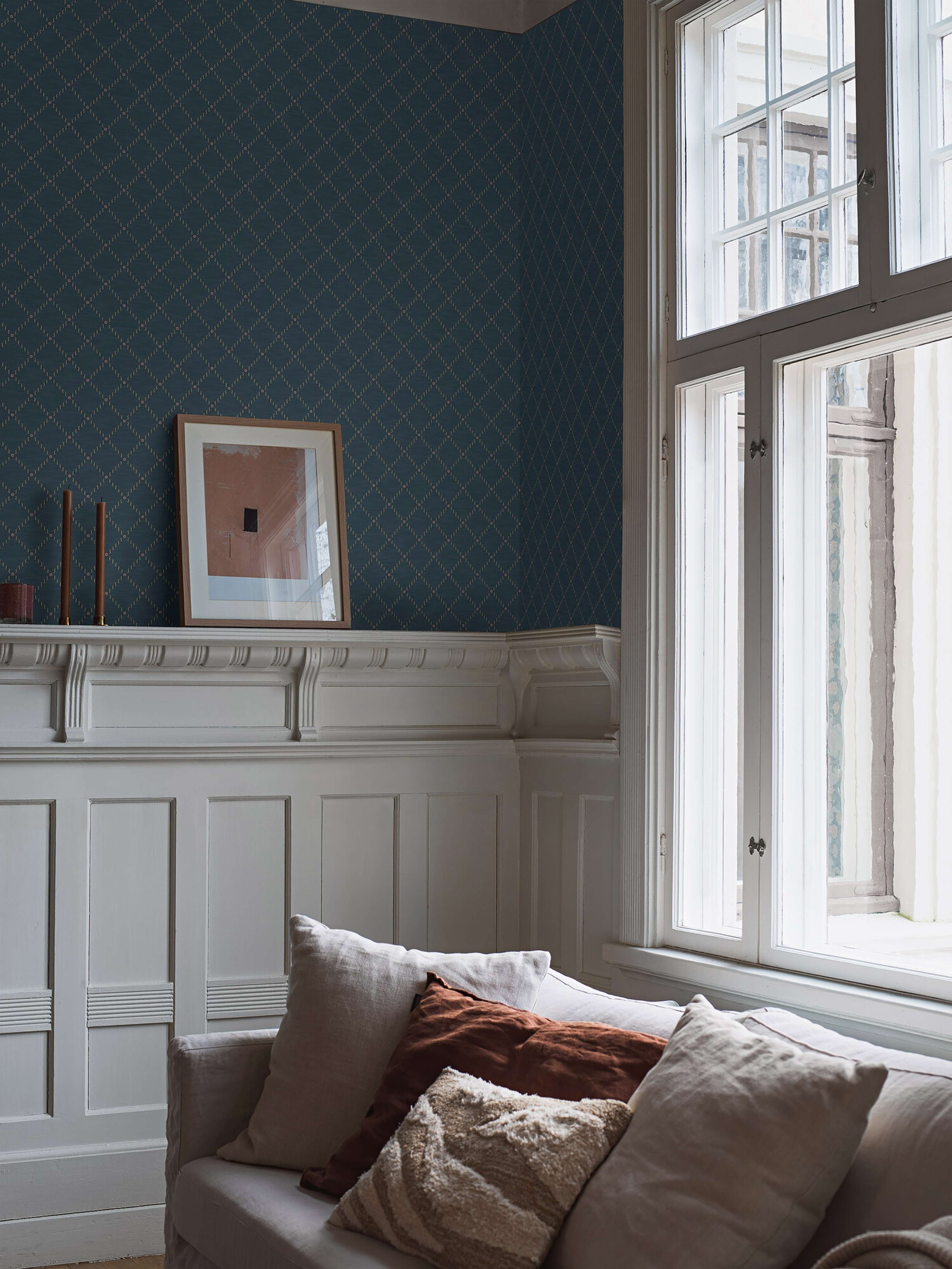Golden Trellis blå rutmönster med guldskimmer tapet med rutigt, trellis mönster i blå. Från kollektionen Treasured. Nonwoven-material med rak passning. Passar i kök, hall och arbetsrum.