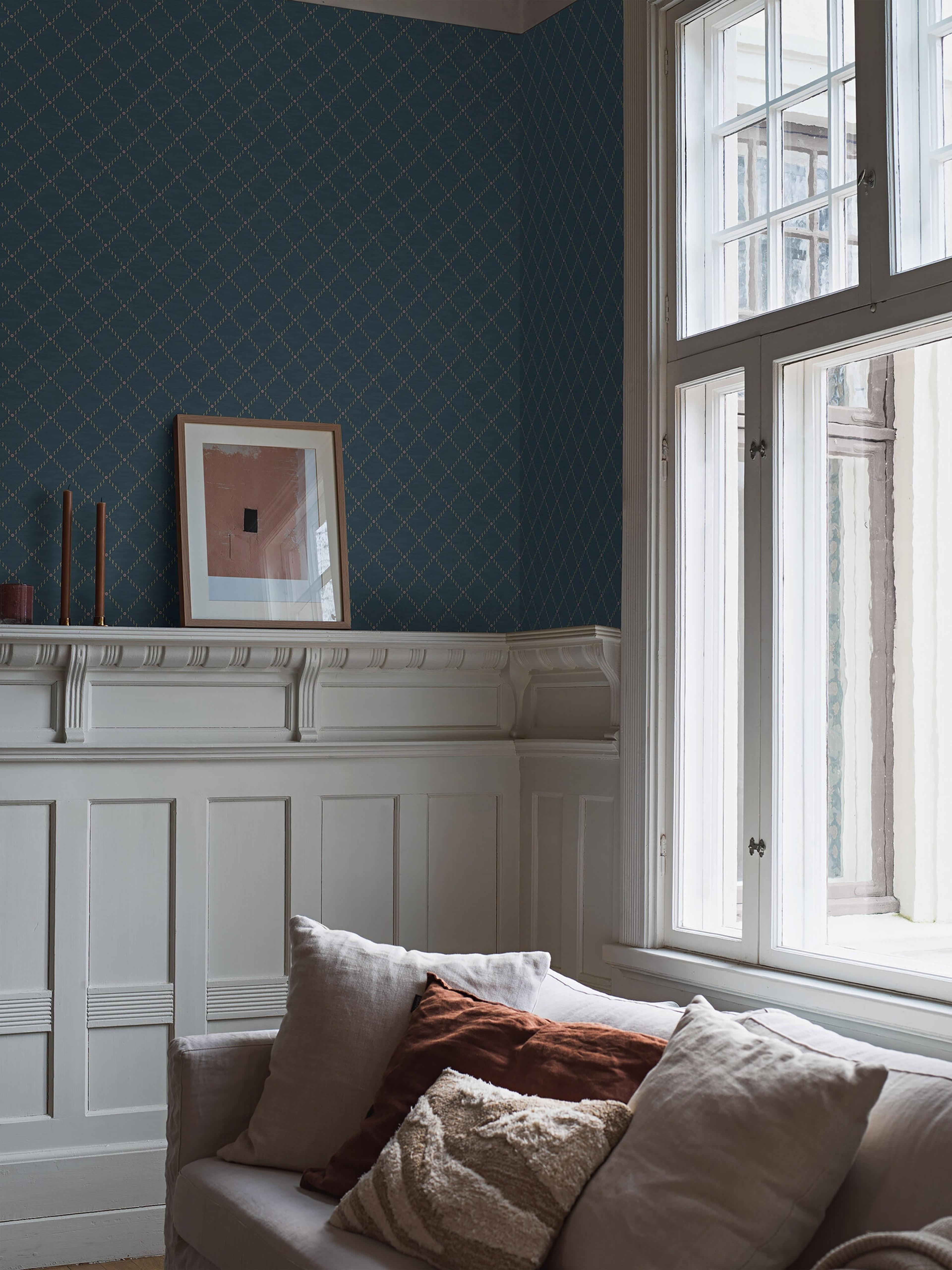 Golden Trellis blå rutmönster med guldskimmer tapet med rutigt, trellis mönster i blå. Från kollektionen Treasured. Nonwoven-material med rak passning. Passar i kök, hall och arbetsrum.