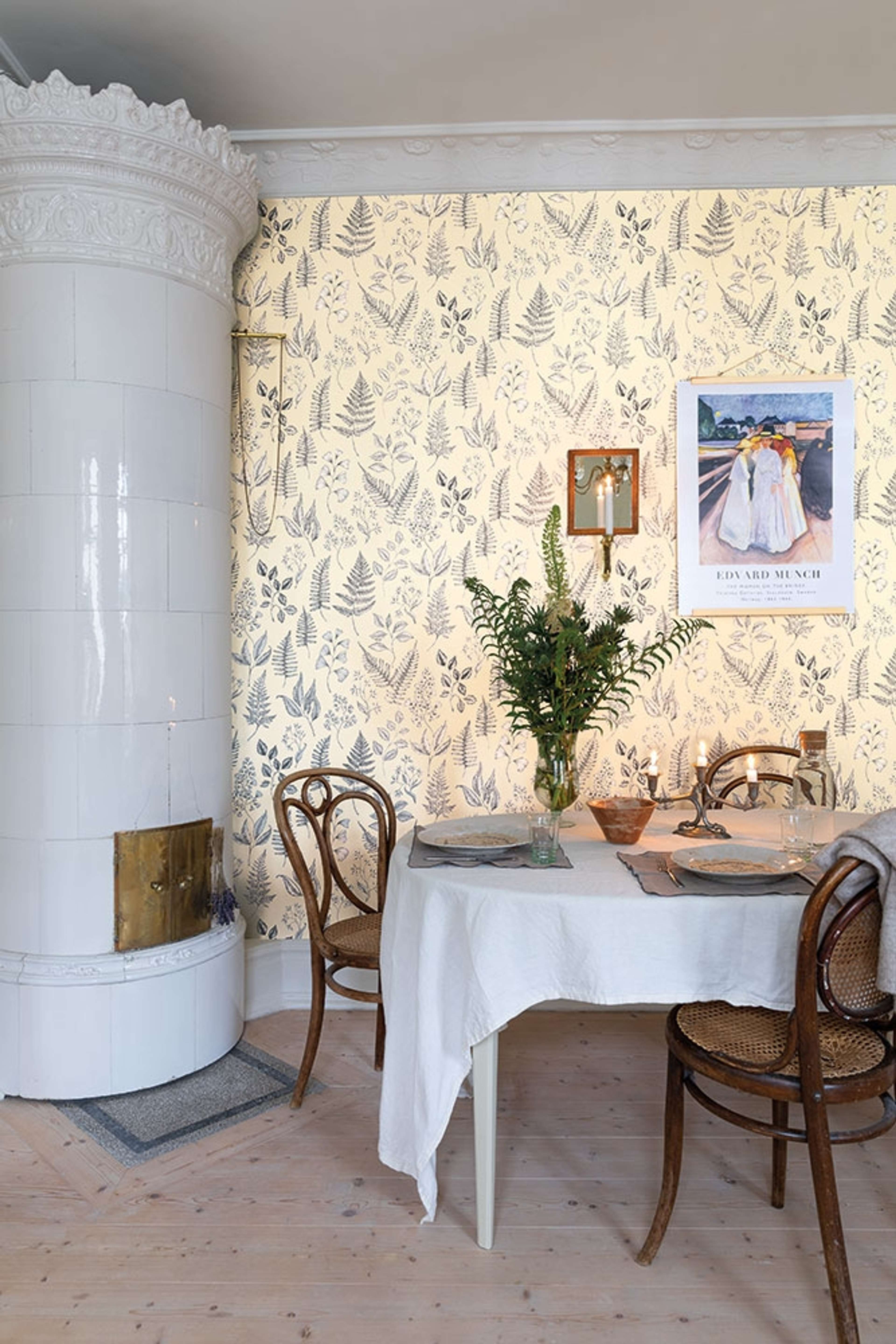Betula tapet med botaniskt mönster i gul. Från kollektionen skogsgläntan. Nonwoven-material med förskjuten passning. City-stil. Passar i vardagsrum, sovrum och matsal.