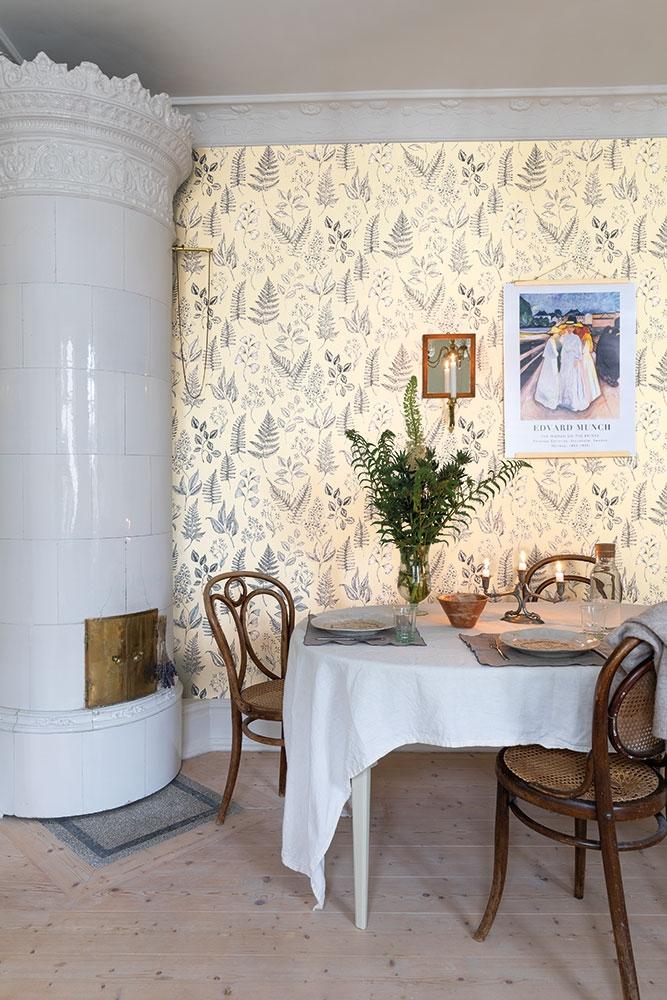 Betula tapet med botaniskt mönster i gul. Från kollektionen skogsgläntan. Nonwoven-material med förskjuten passning. City-stil. Passar i vardagsrum, sovrum och matsal.