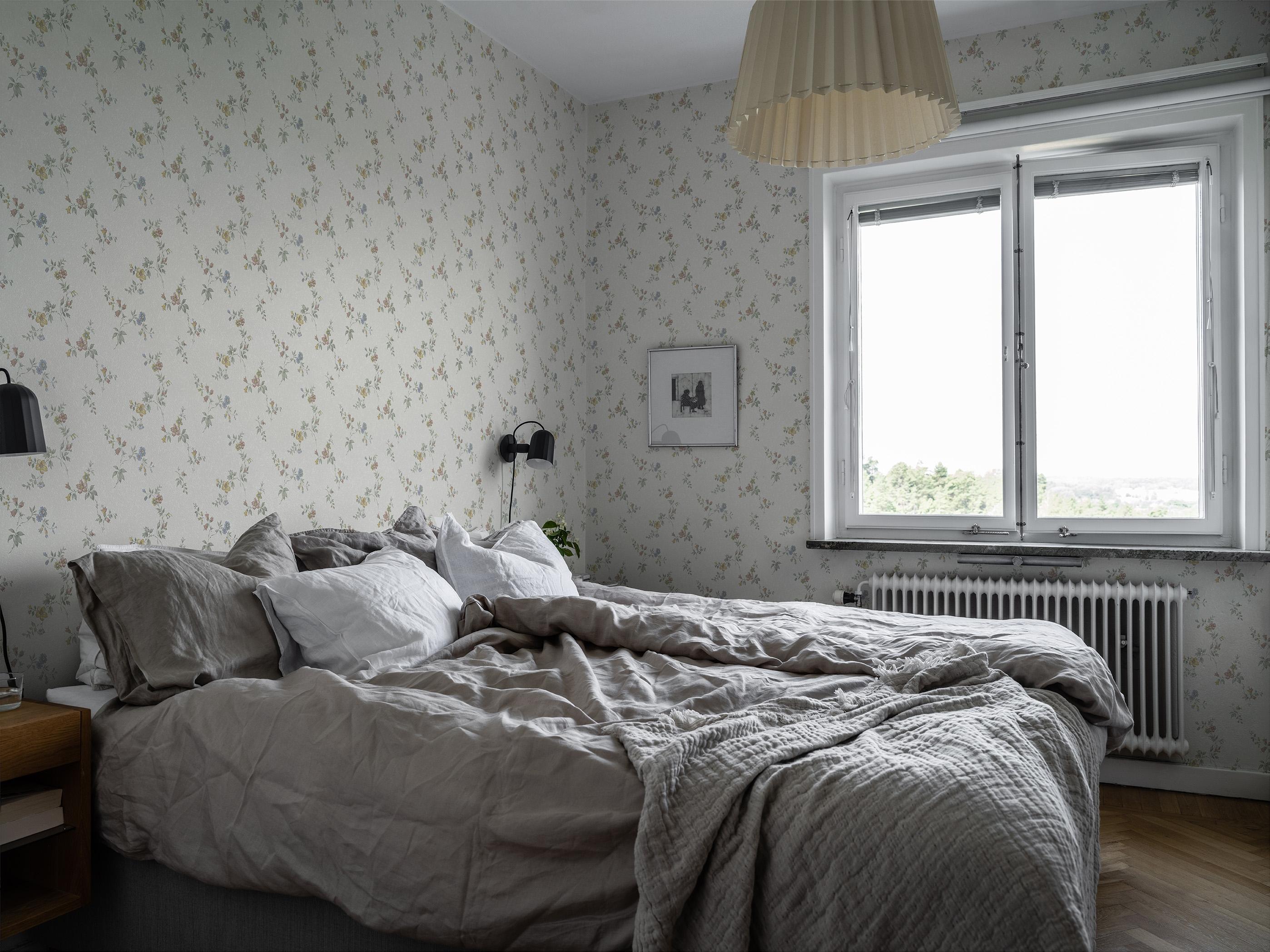 Kerstin vit tapet med blommigt mönster i vit. Från kollektionen Gammalsvenska klassiker 1850–1950. Nonwoven-material med rak passning.