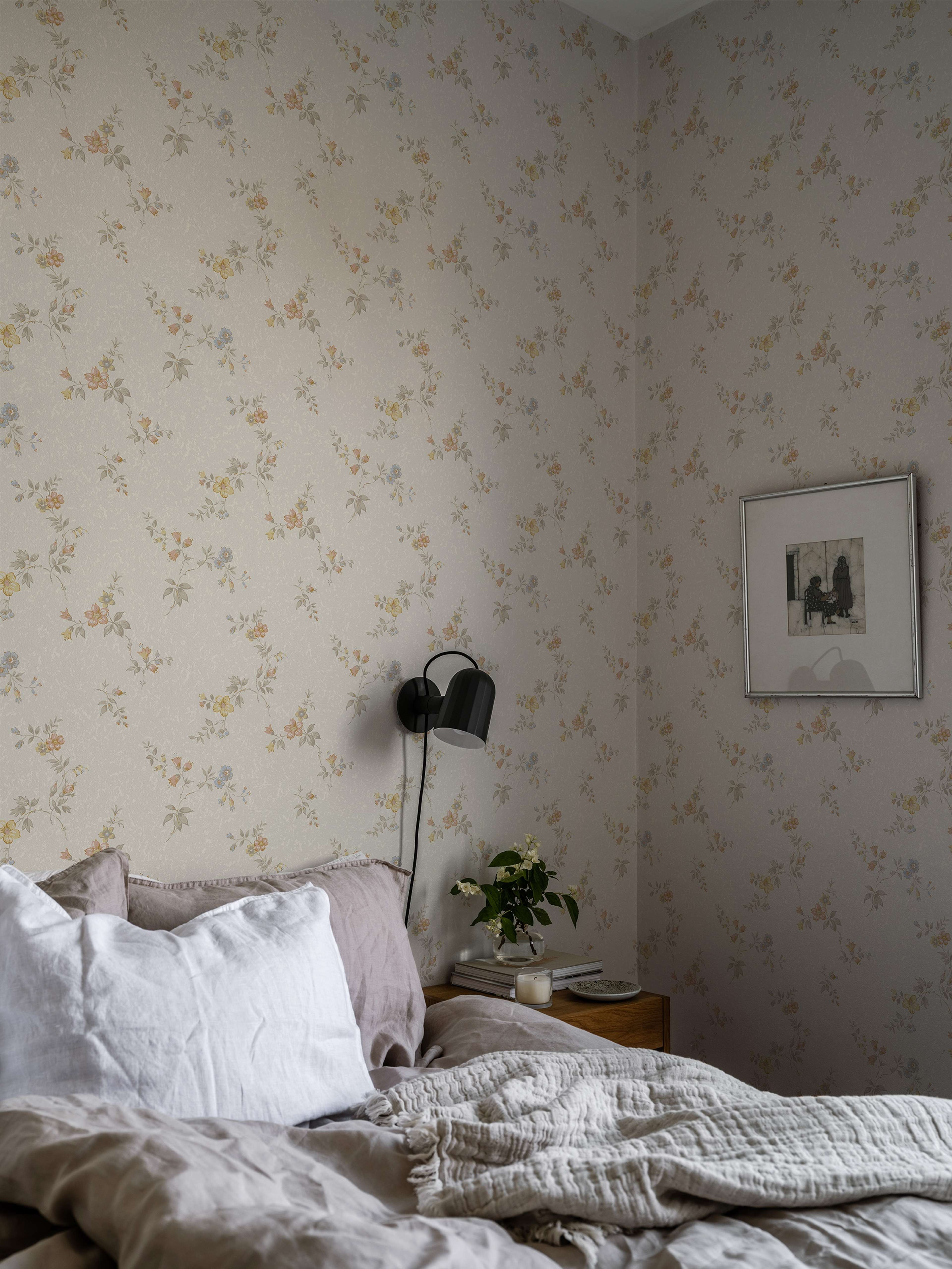 Kerstin beige tapet med blommigt mönster i beige. Från kollektionen Gammalsvenska klassiker 1850–1950. Nonwoven-material med rak passning.