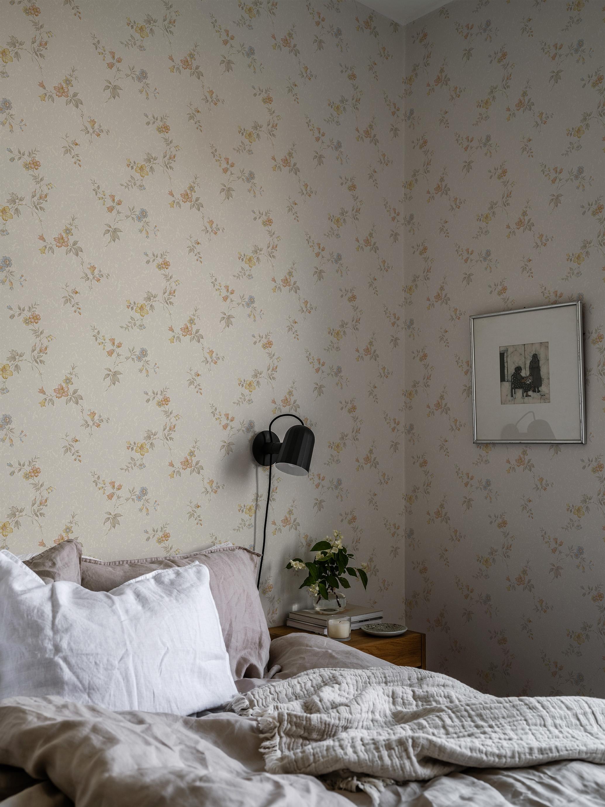 Kerstin beige tapet med blommigt mönster i beige. Från kollektionen Gammalsvenska klassiker 1850–1950. Nonwoven-material med rak passning.