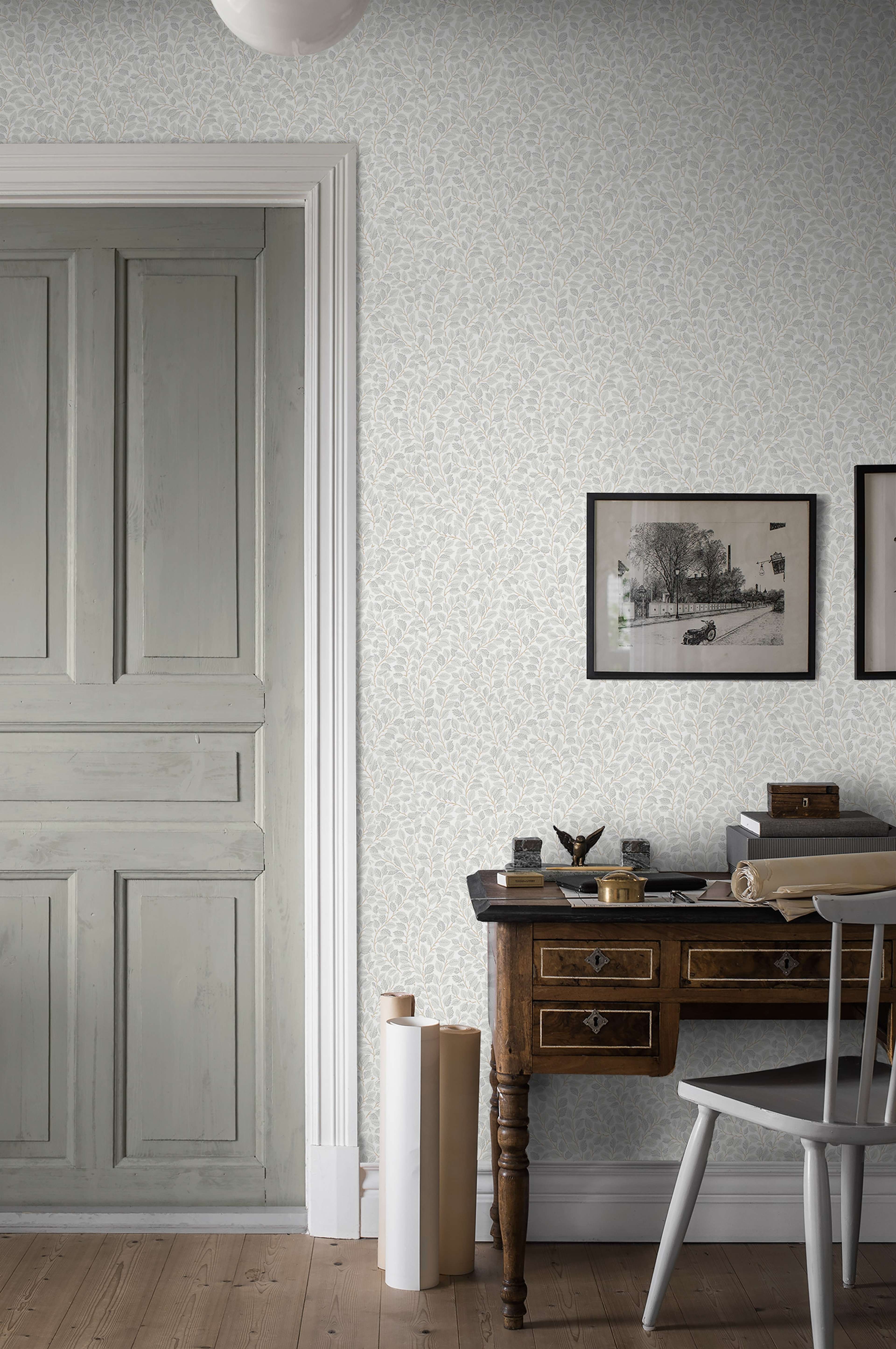 Hazel småbladig, grå/beige tapet från Boråstapeter med botaniskt mönster i grå och beige. Från kollektionen Falsterbo III. Nonwoven-material med rak passning. Country, city-stil.