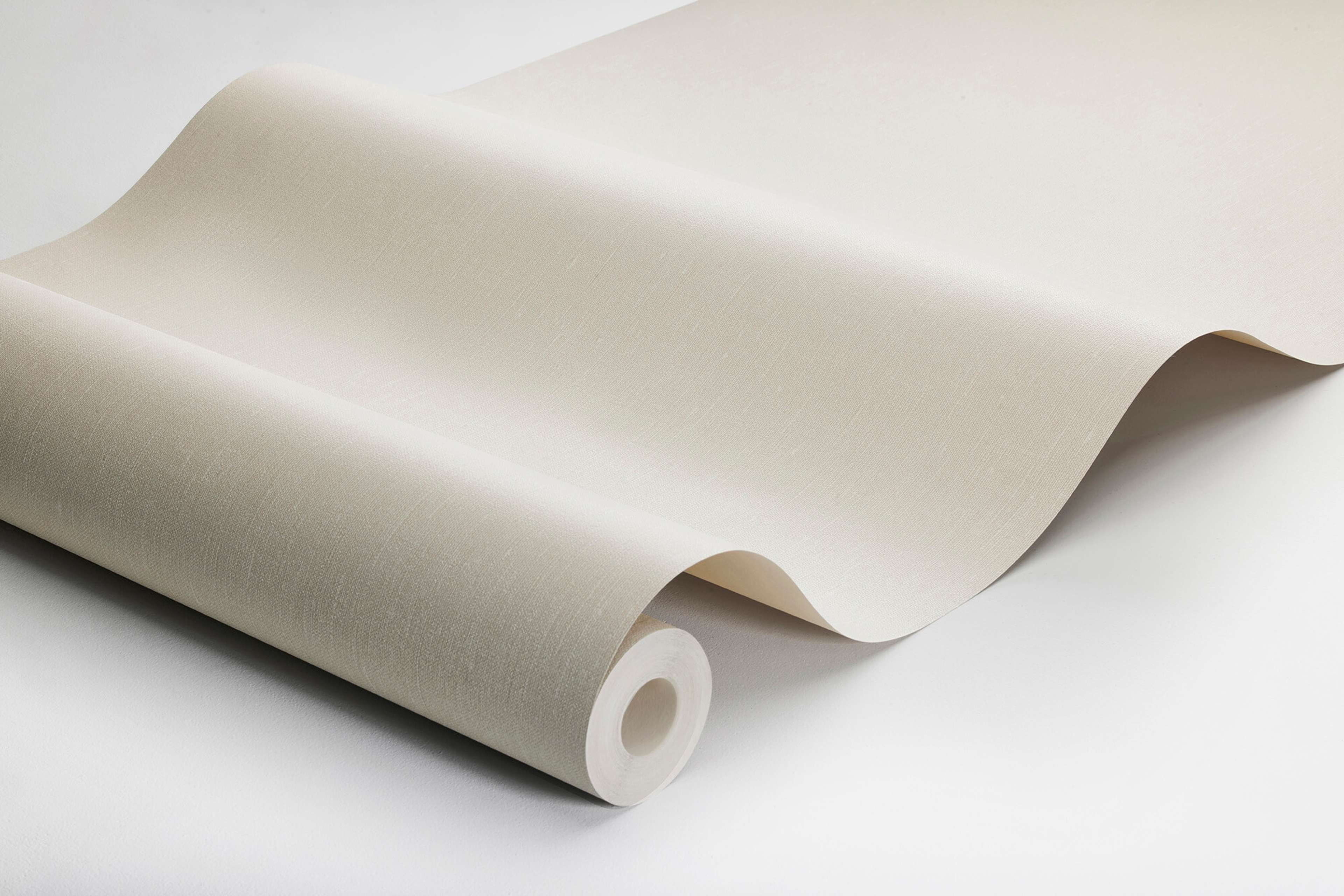 Vanilla Linen tapet med enfargat, textilimitation mönster i beige. Från kollektionen Linen. Nonwoven-material. Passar i vardagsrum och matsal.