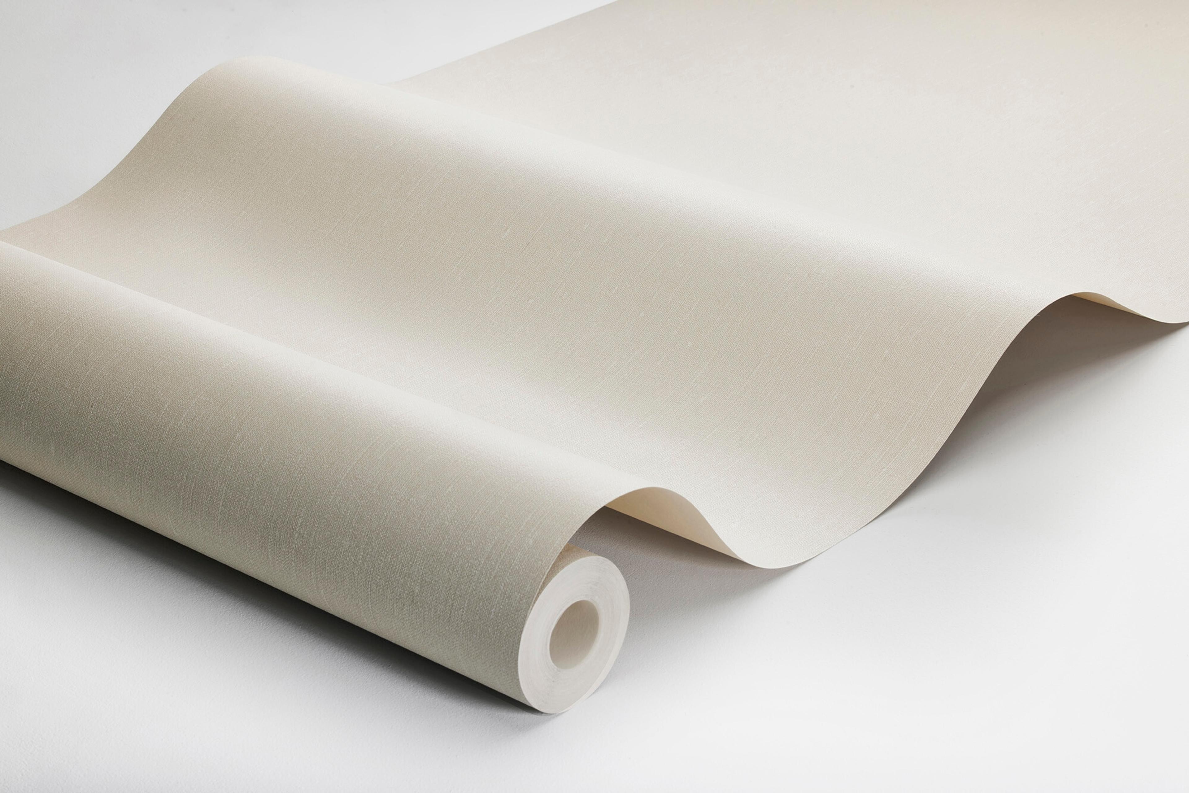 Vanilla Linen tapet med enfargat, textilimitation mönster i beige. Från kollektionen Linen. Nonwoven-material. Passar i vardagsrum och matsal.