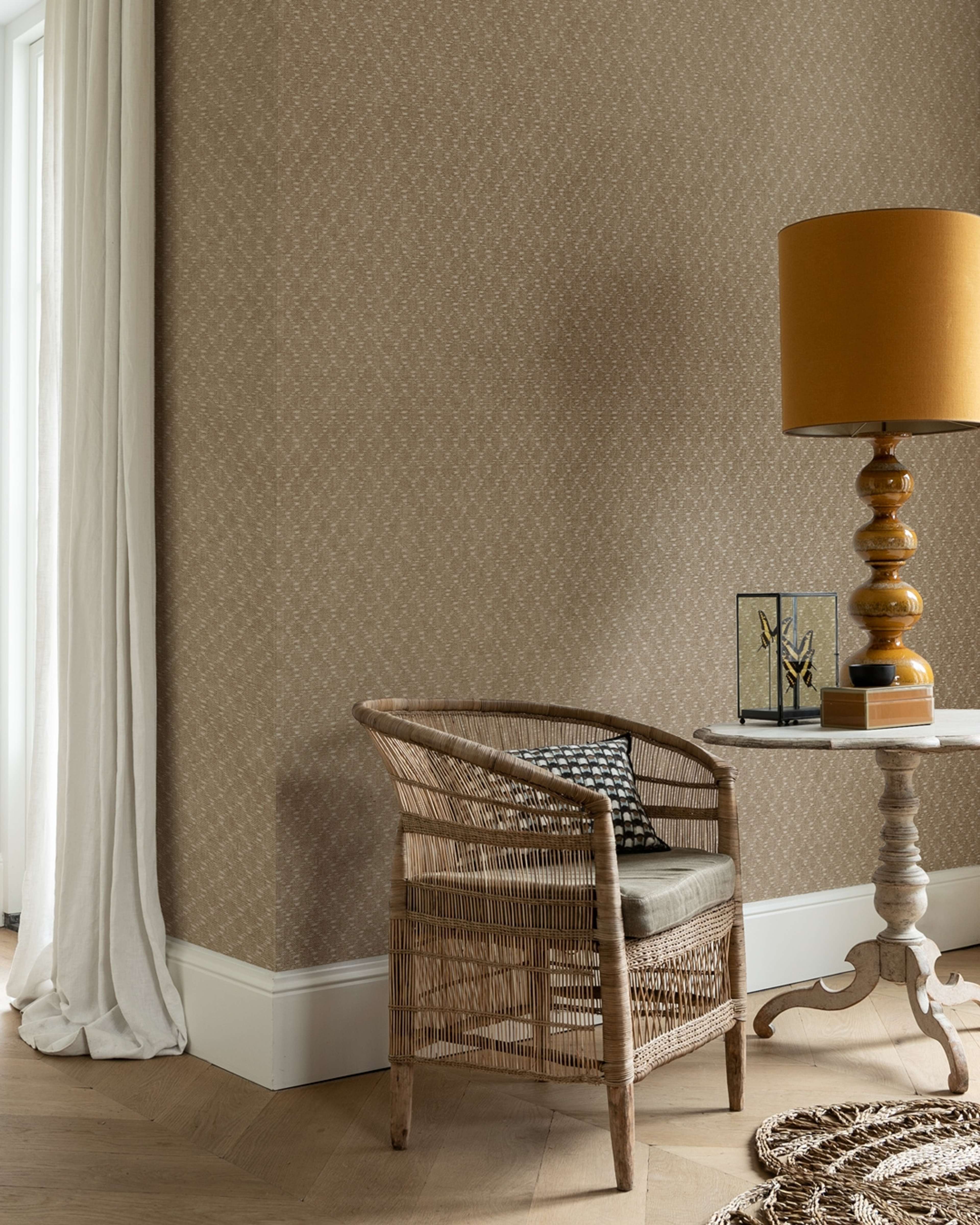 Ikat Textile tapet med rutigt mönster i beige. Från kollektionen Tahiti. Nonwoven-material med rak passning. Vintage-stil. Passar i vardagsrum, matsal och hall.