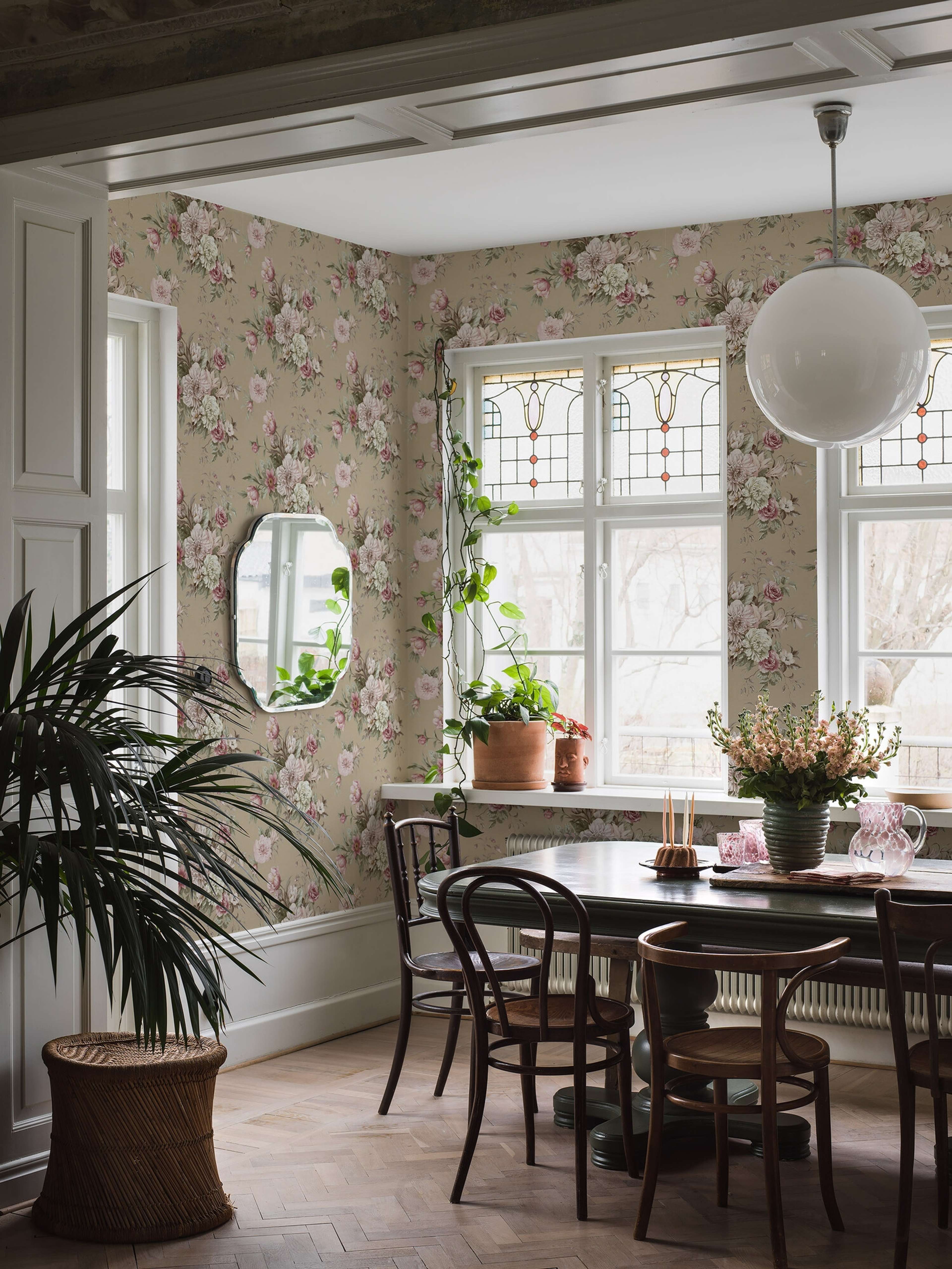 Floral Charm tapet tapet med blommigt mönster i beige. Från kollektionen Dreamy Escape. Nonwoven-material med förskjuten passning. Passar i vardagsrum och matsal.