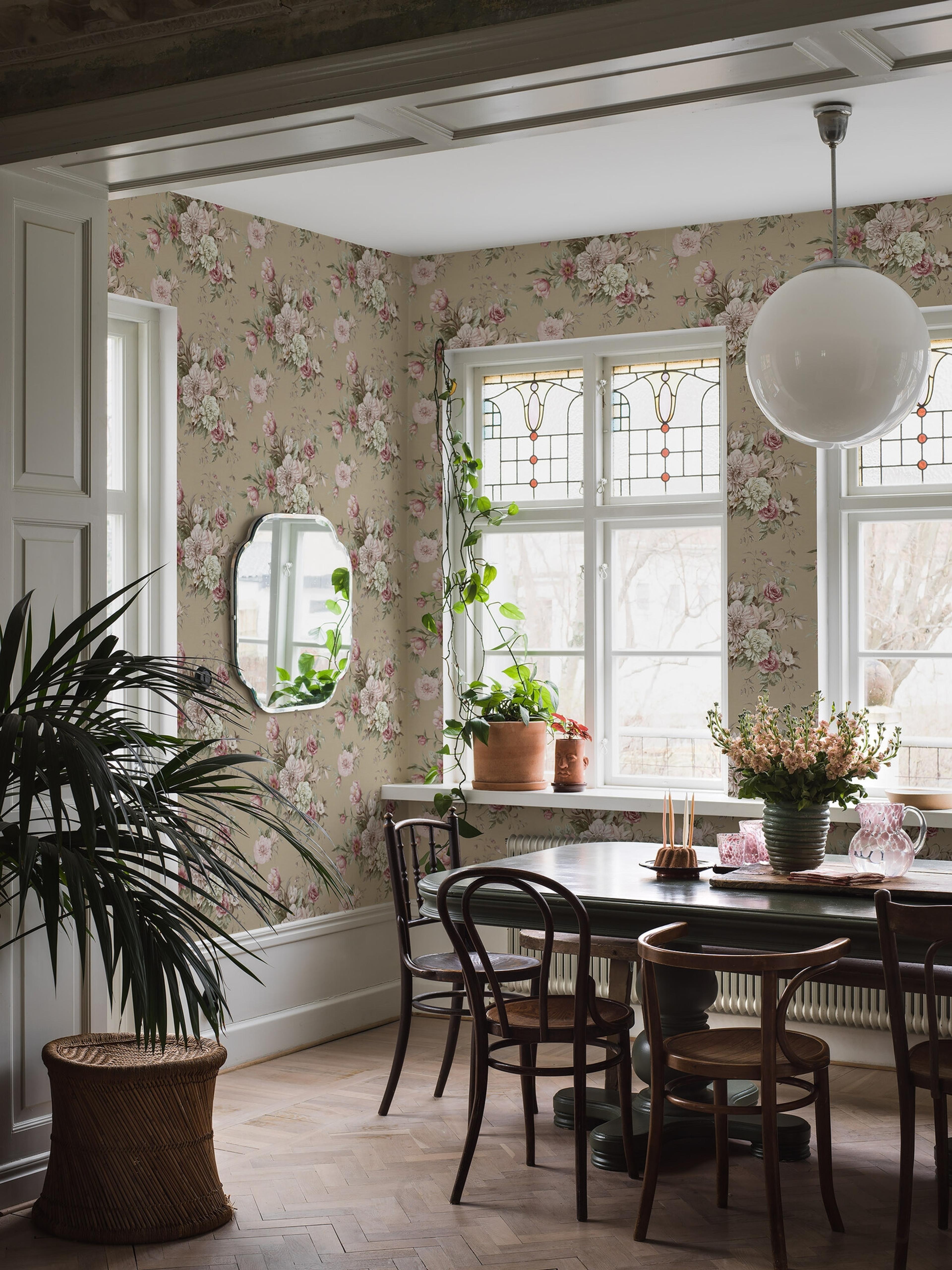 Floral Charm tapet tapet med blommigt mönster i beige. Från kollektionen Dreamy Escape. Nonwoven-material med förskjuten passning. Passar i vardagsrum och matsal.