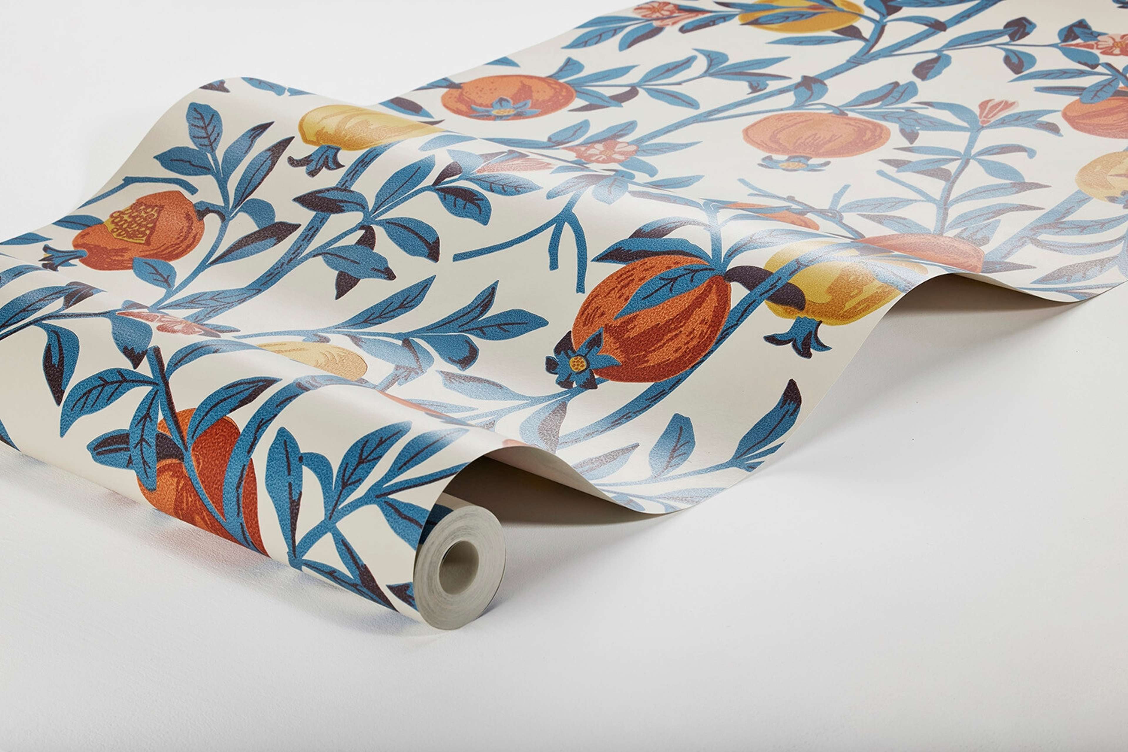 Gocken Jobs Granatäpple tapet med botaniskt, blommigt, retro mönster i blå. Från kollektionen Scandinavian Designers III. Nonwoven-material med rak passning.