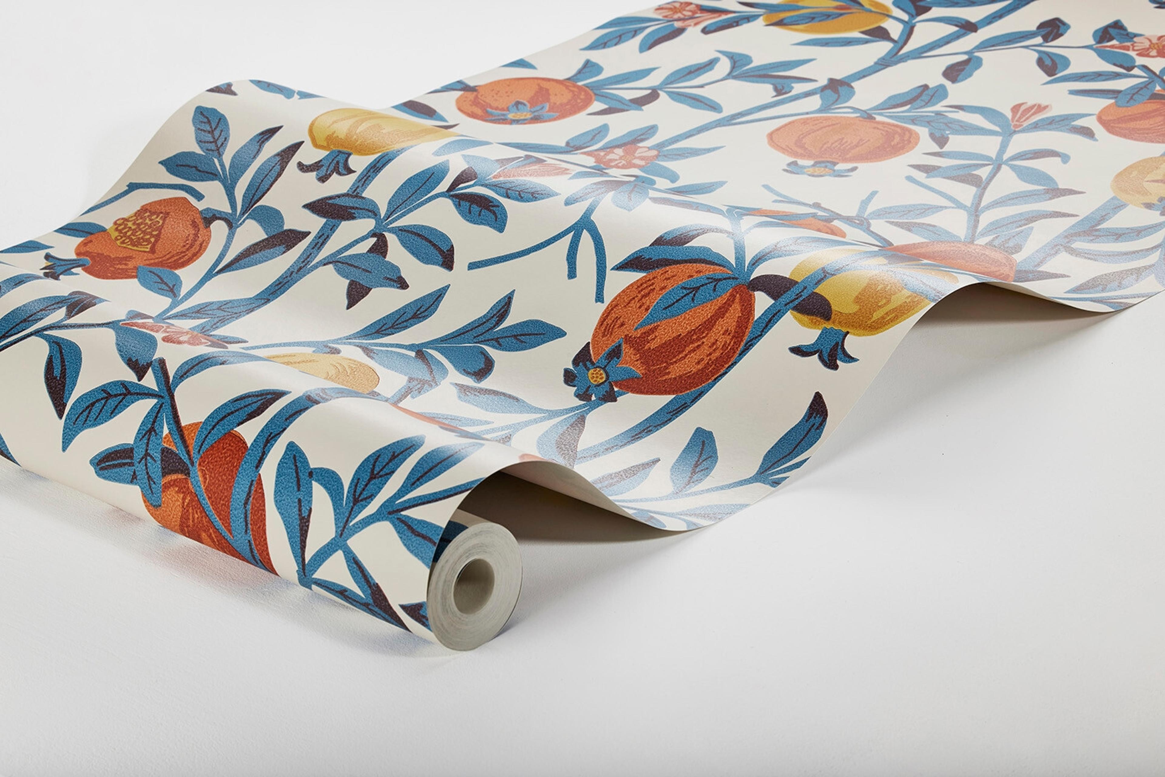 Gocken Jobs Granatäpple tapet med botaniskt, blommigt, retro mönster i blå. Från kollektionen Scandinavian Designers III. Nonwoven-material med rak passning.