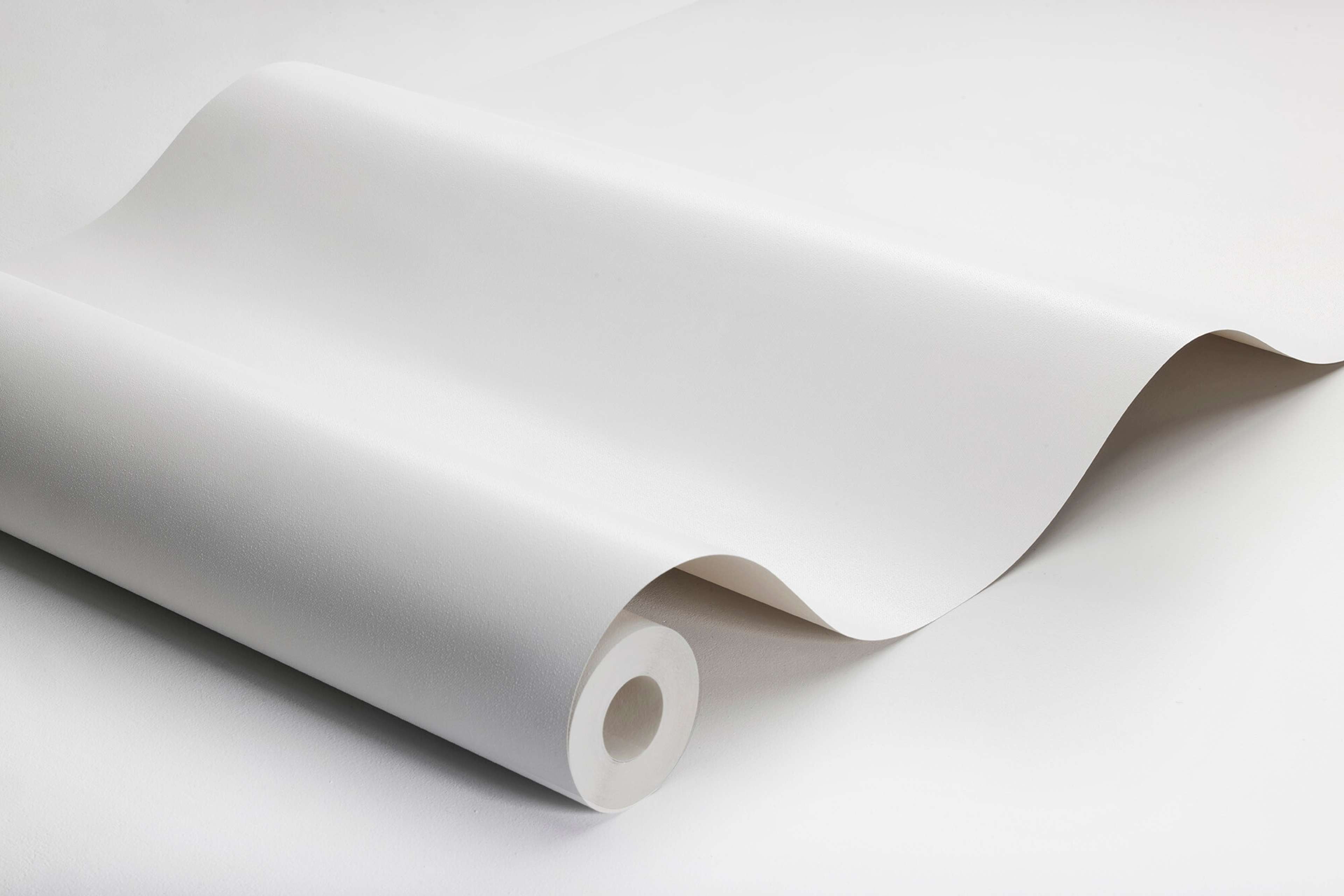 White Linen tapet med enfargat, textilimitation mönster i vit. Från kollektionen Linen. Nonwoven-material. Passar i vardagsrum och matsal.