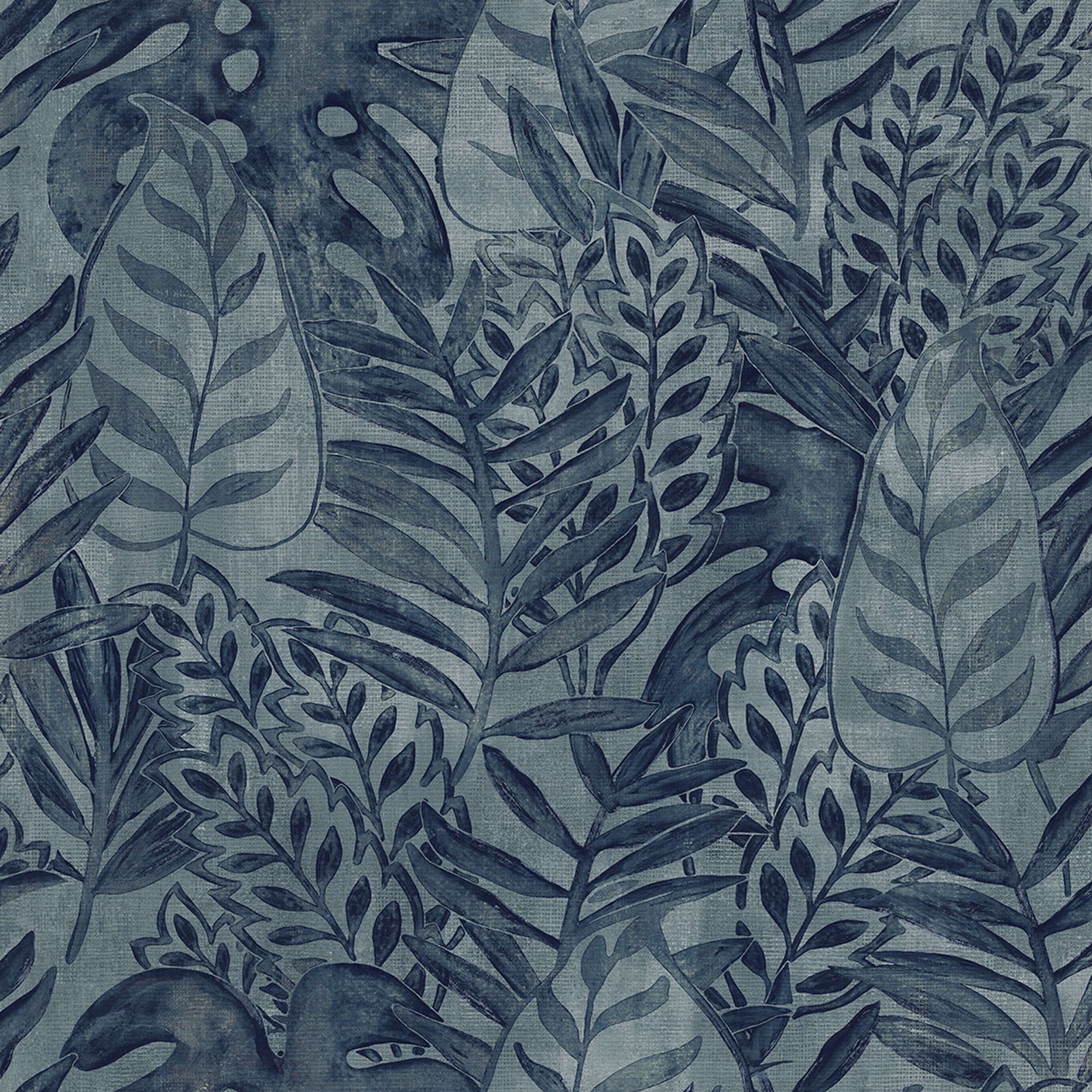 Tropical Allover tapet med botaniskt mönster i blå. Från kollektionen Tahiti. Nonwoven-material med förskjuten passning. Passar i vardagsrum, matsal och hall.