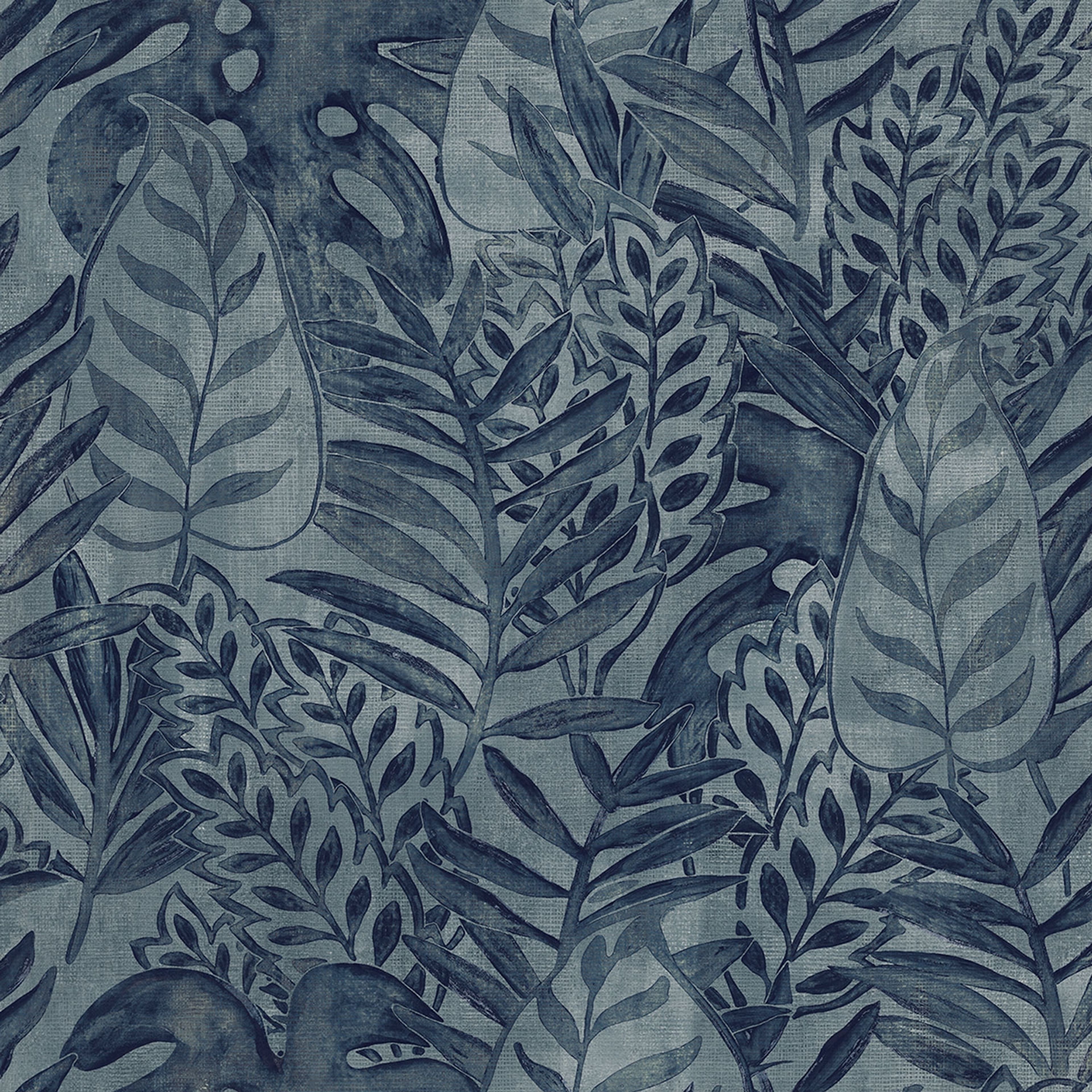 Tropical Allover tapet med botaniskt mönster i blå. Från kollektionen Tahiti. Nonwoven-material med förskjuten passning. Passar i vardagsrum, matsal och hall.