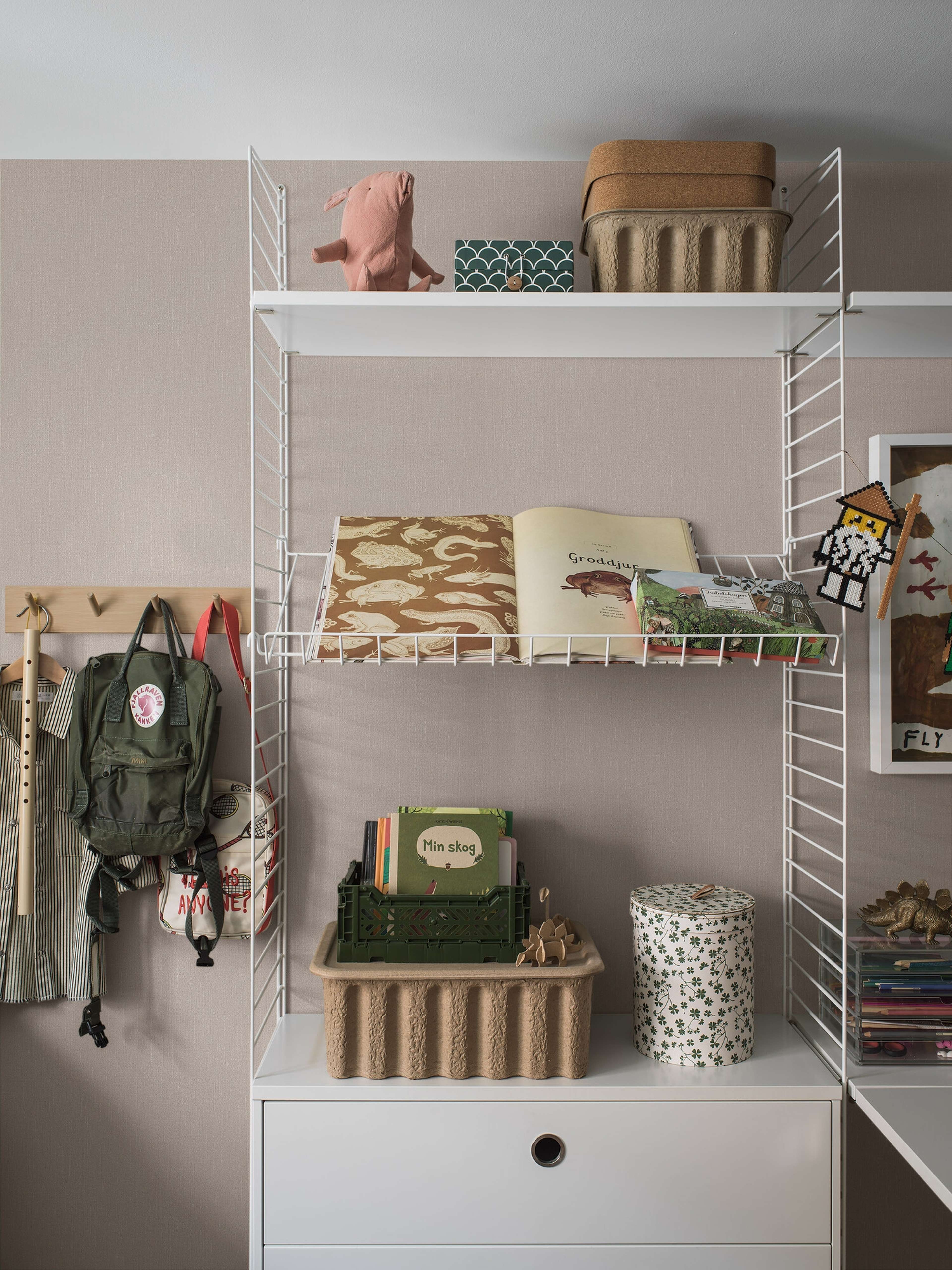 Soft Blush tapet med enfargat, textilimitation mönster i rosa. Från kollektionen Linen. Nonwoven-material. Passar i vardagsrum och matsal.
