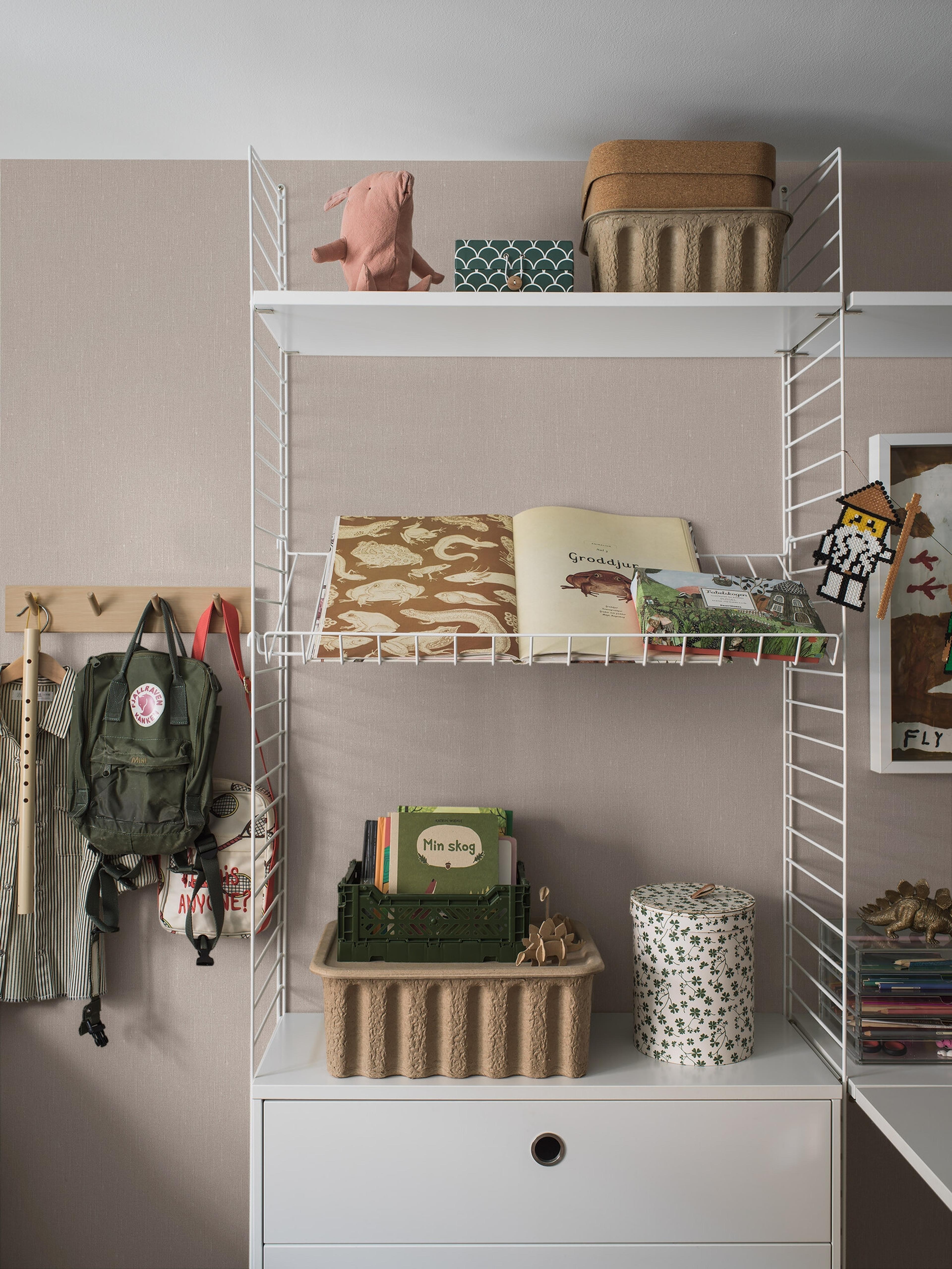 Soft Blush tapet med enfargat, textilimitation mönster i rosa. Från kollektionen Linen. Nonwoven-material. Passar i vardagsrum och matsal.
