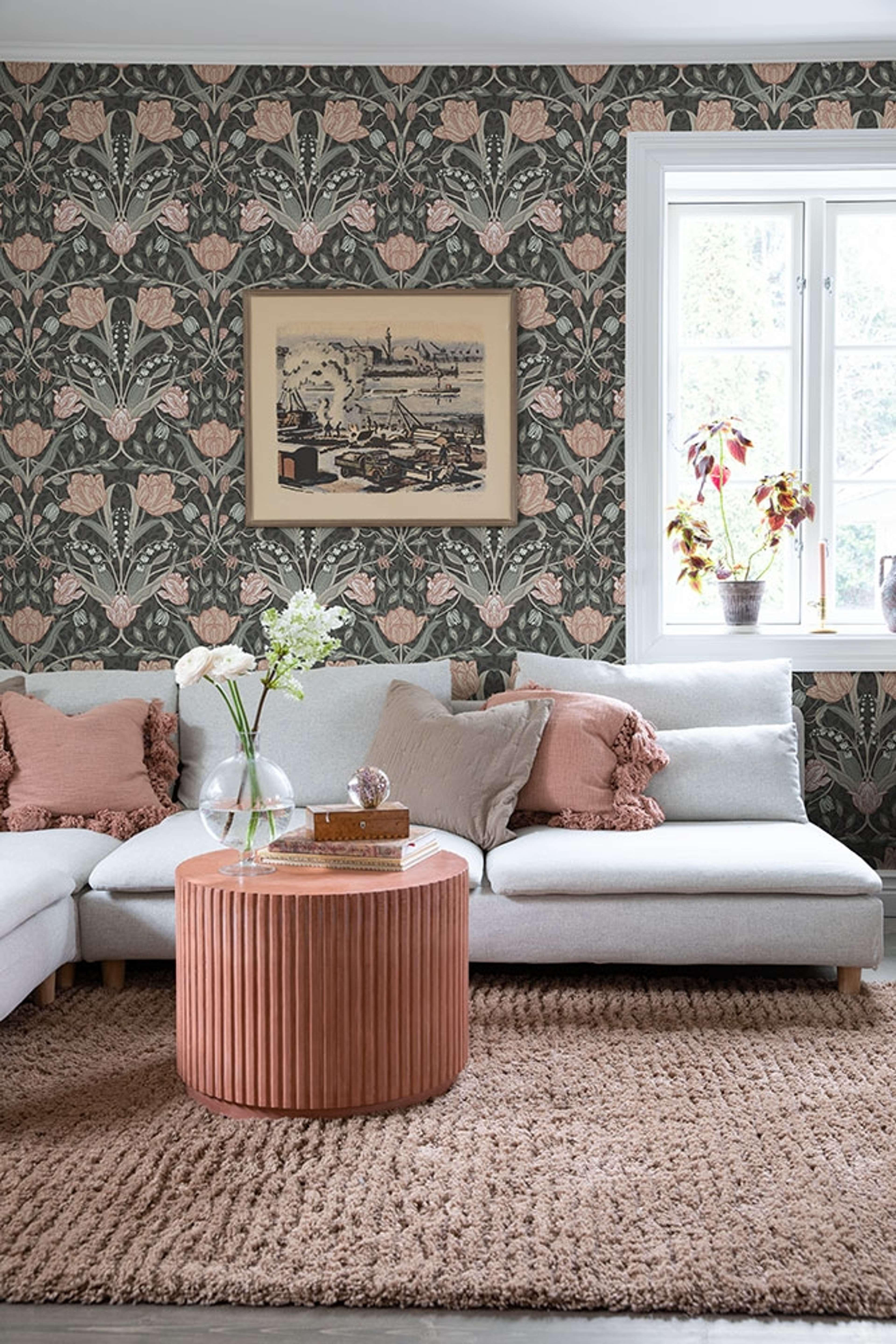Filippa storblommig, beige tapet med blommigt mönster i beige. Från kollektionen Grönhaga. Nonwoven-material med rak passning. Passar i barnrum.