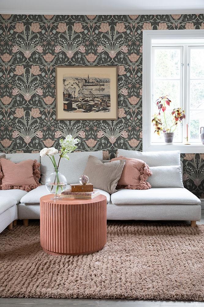 Filippa storblommig, beige tapet med blommigt mönster i beige. Från kollektionen Grönhaga. Nonwoven-material med rak passning. Passar i barnrum.