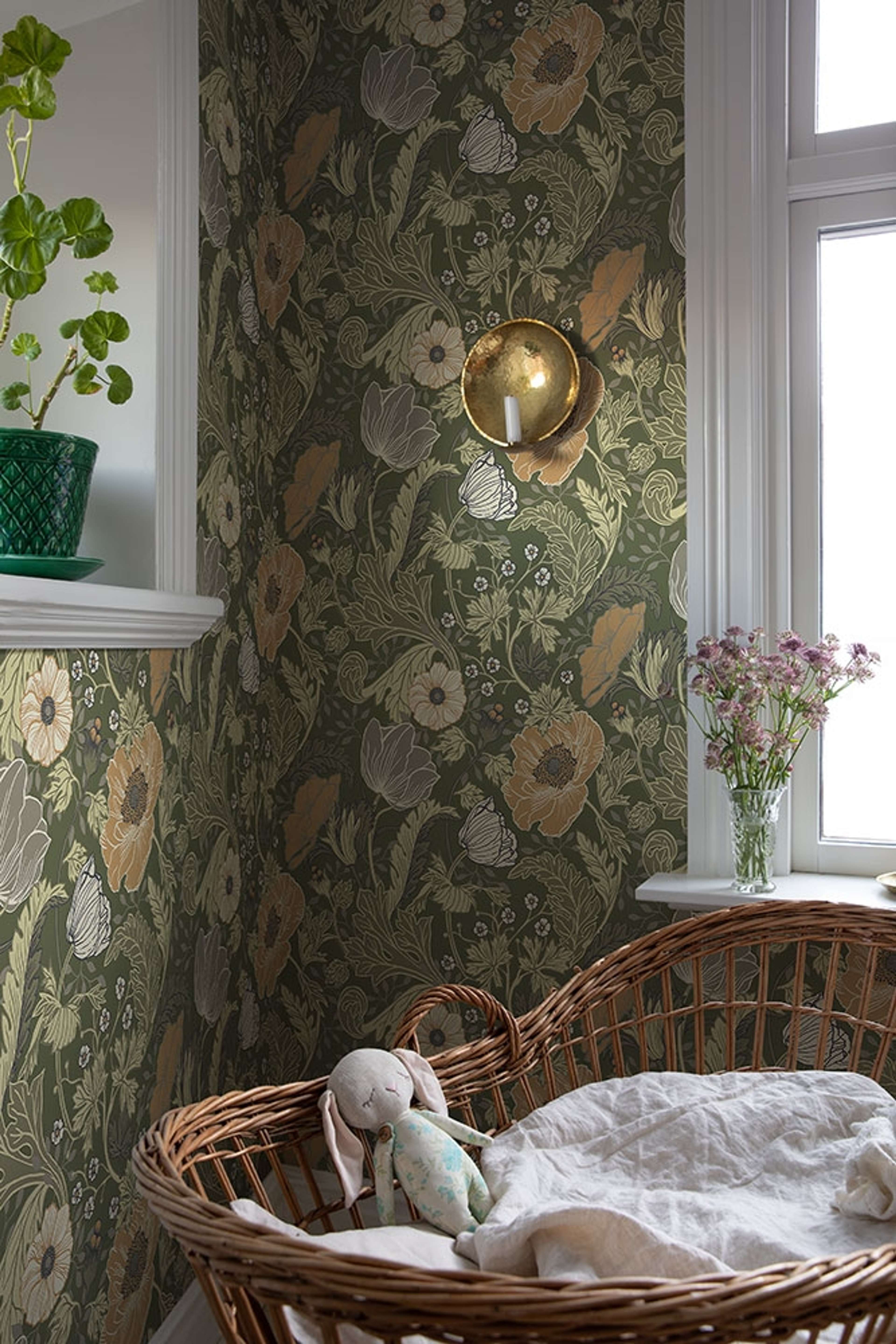 Anemone storblommig, grön tapet med blommigt mönster i grön. Från kollektionen Grönhaga. Nonwoven-material med förskjuten passning. Country-stil. Passar i barnrum.