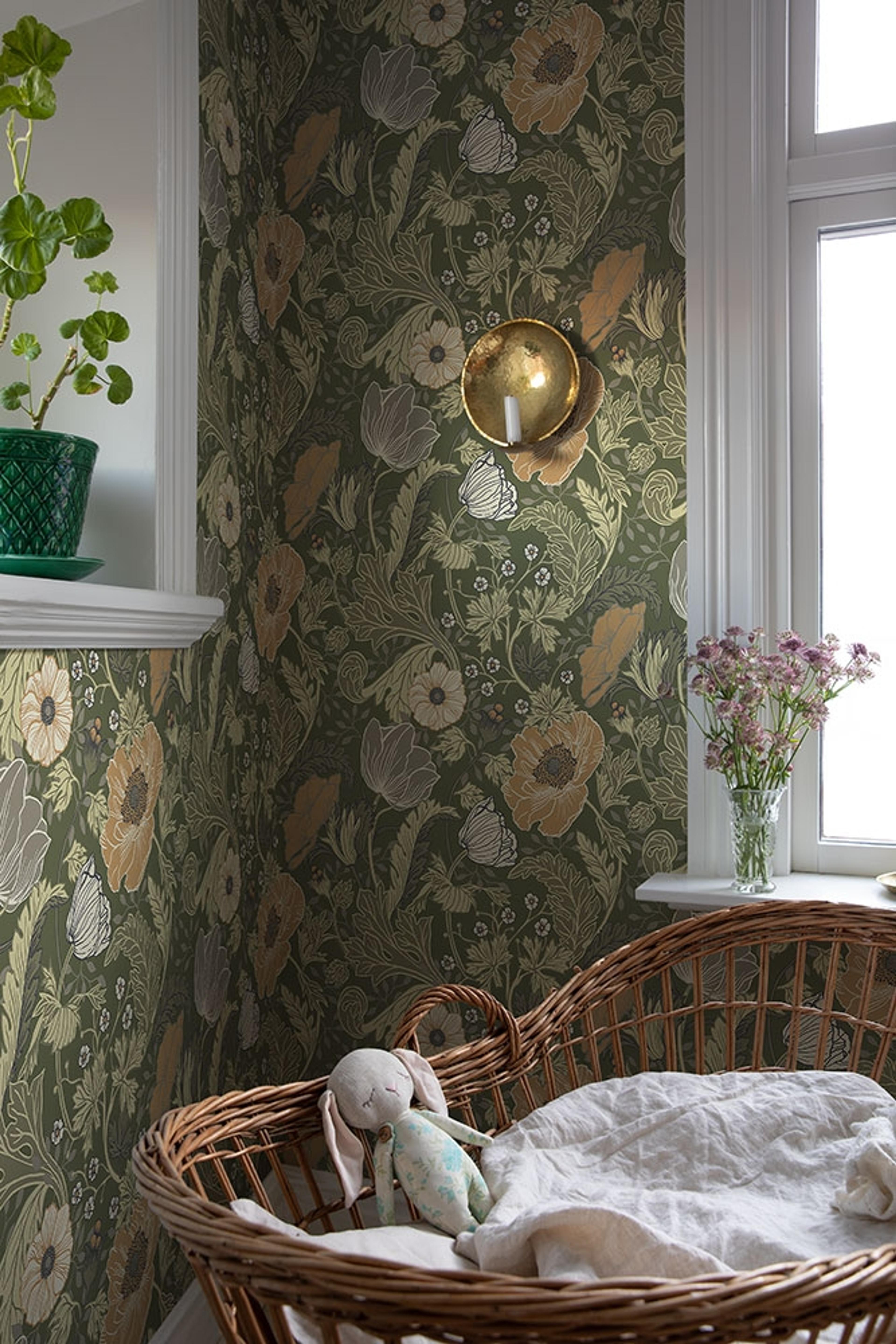 Anemone storblommig, grön tapet med blommigt mönster i grön. Från kollektionen Grönhaga. Nonwoven-material med förskjuten passning. Country-stil. Passar i barnrum.