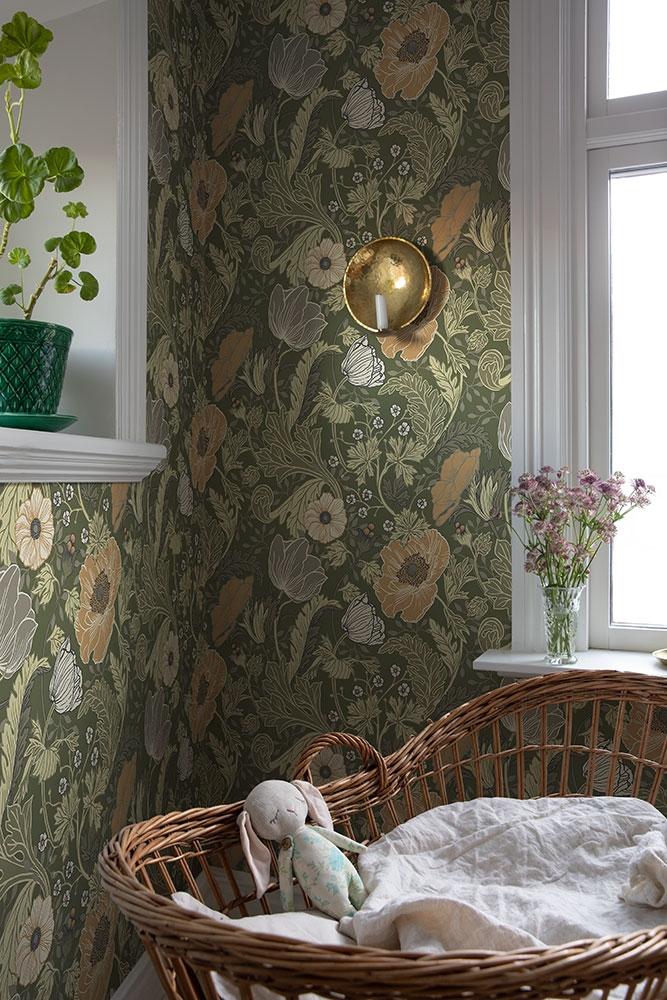 Anemone storblommig, grön tapet med blommigt mönster i grön. Från kollektionen Grönhaga. Nonwoven-material med förskjuten passning. Country-stil. Passar i barnrum.
