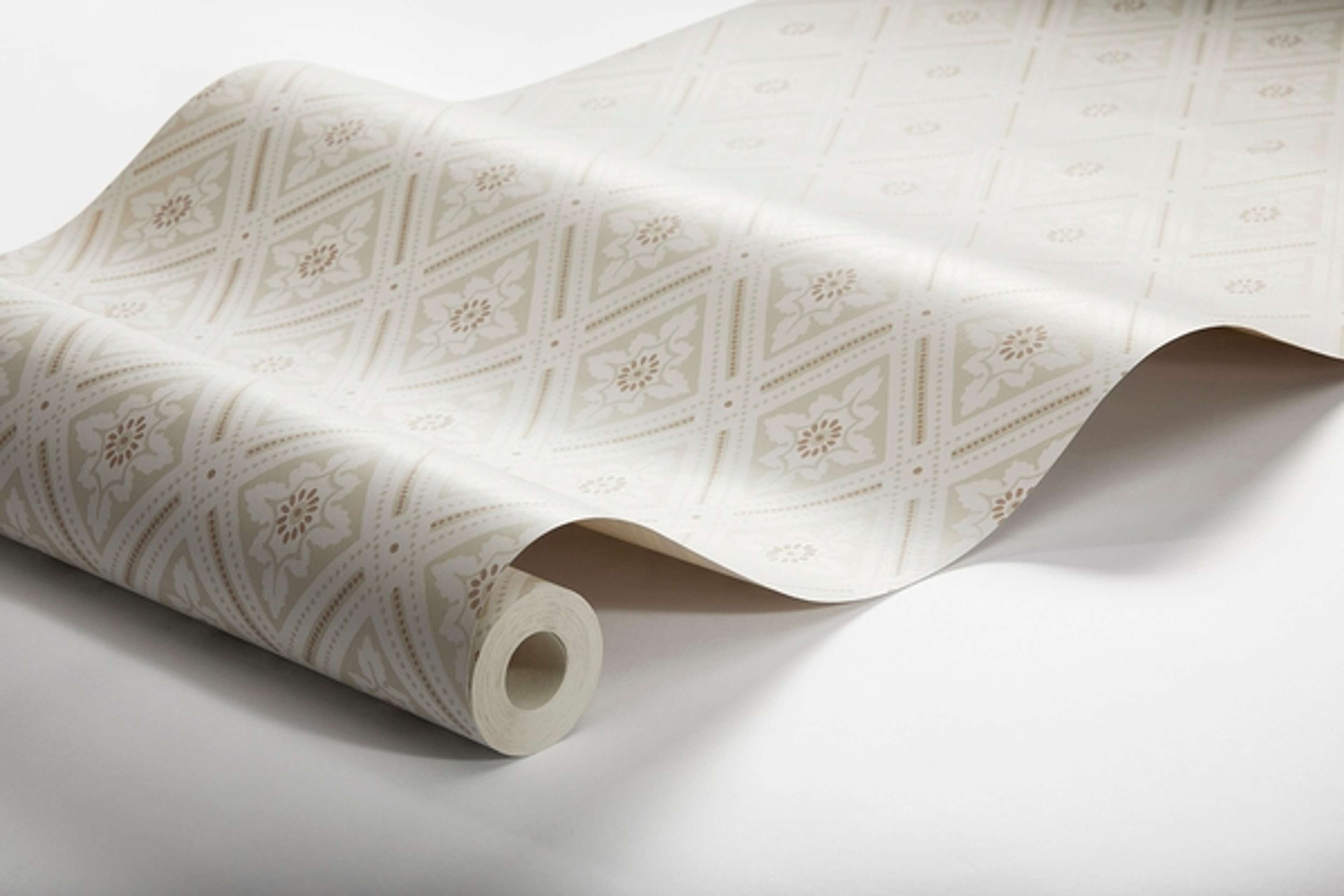 Ester mönsterbild trellis, beige tapet från Boråstapeter med rutigt, geometriskt, trellis mönster i beige. Från kollektionen Falsterbo III. Nonwoven-material med rak passning.