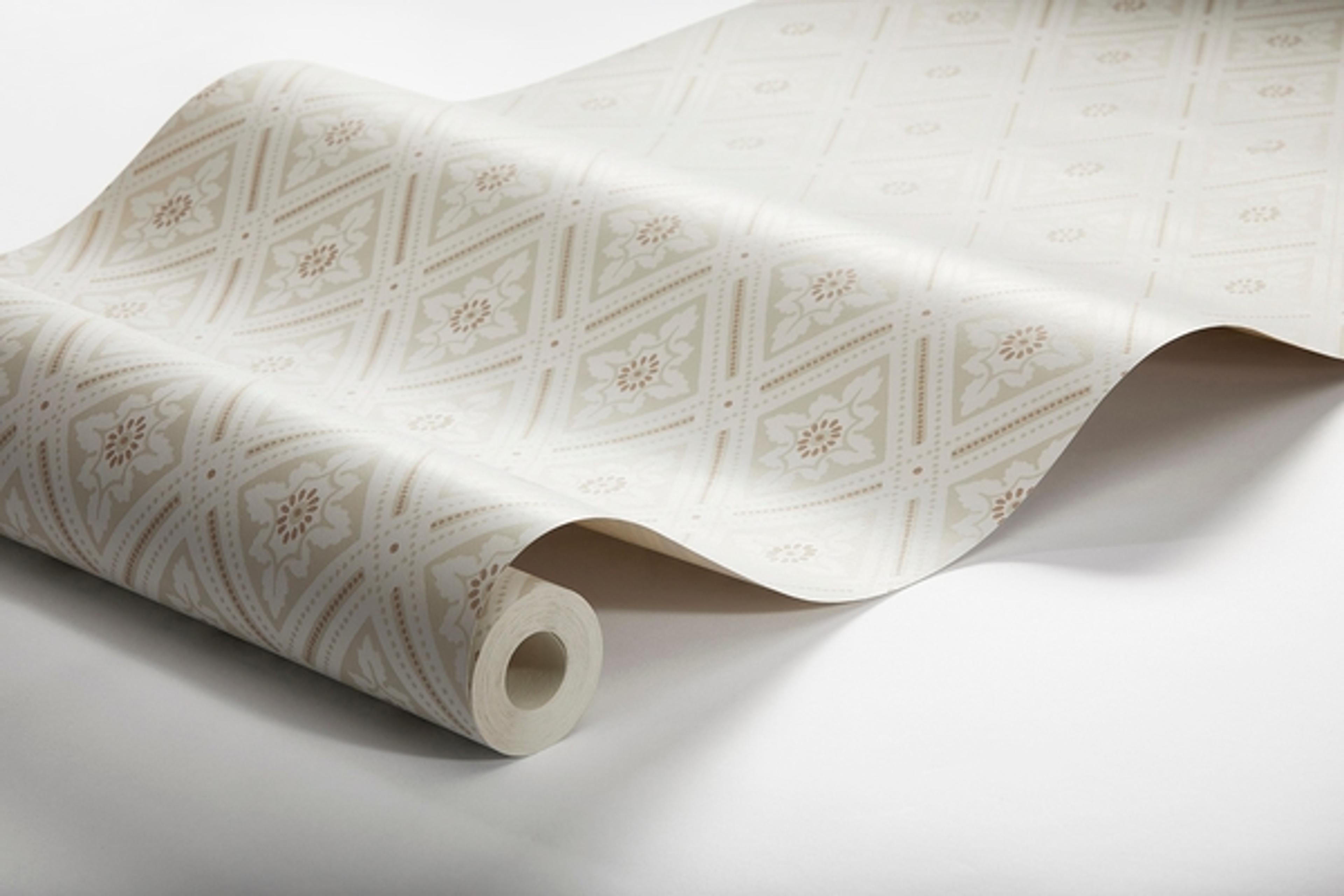 Ester mönsterbild trellis, beige tapet från Boråstapeter med rutigt, geometriskt, trellis mönster i beige. Från kollektionen Falsterbo III. Nonwoven-material med rak passning.