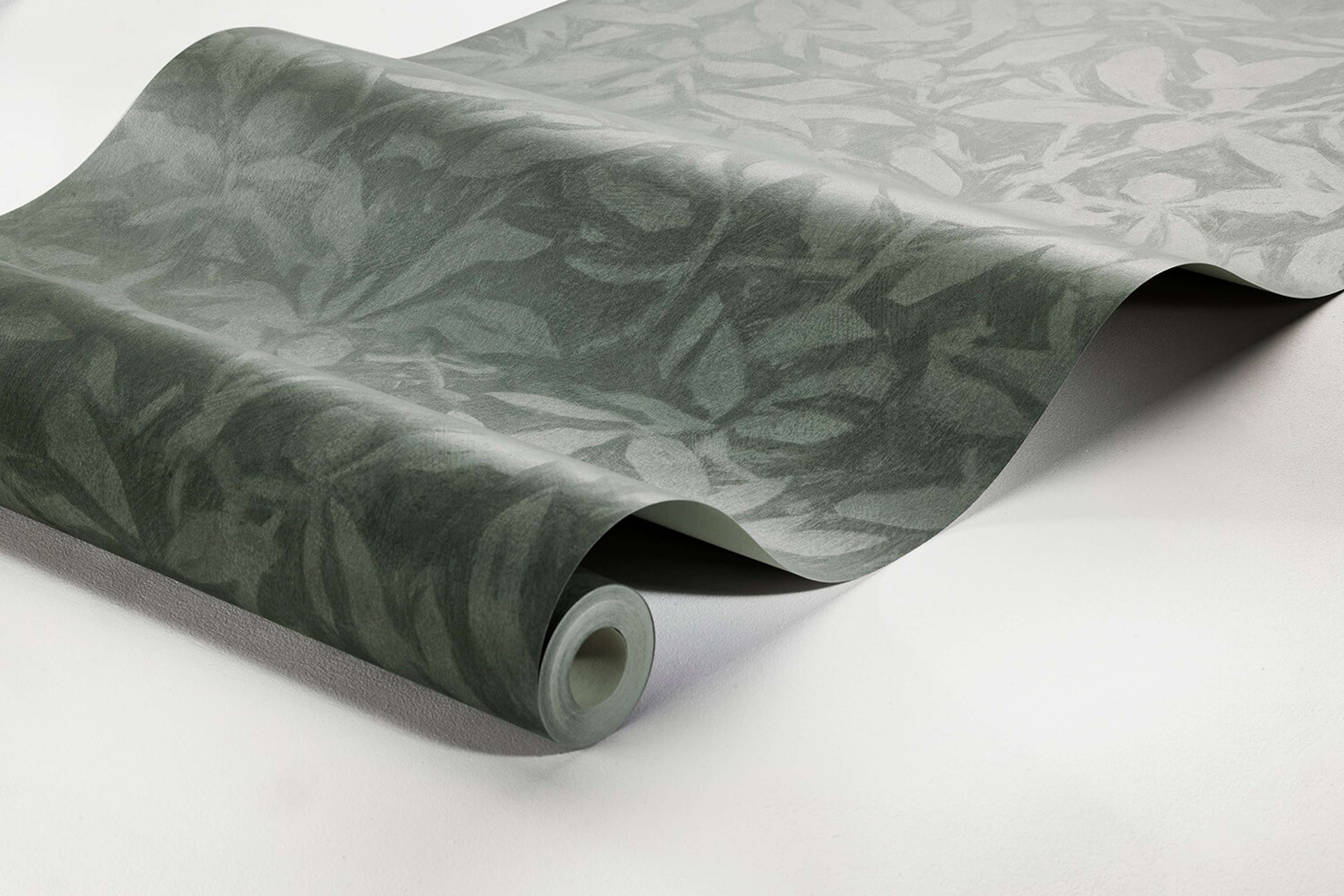 Skogsparken tapet med botaniskt mönster i grön. Från kollektionen Alla Tiders Hus. Nonwoven-material med förskjuten passning. Passar i vardagsrum, matsal och kök.