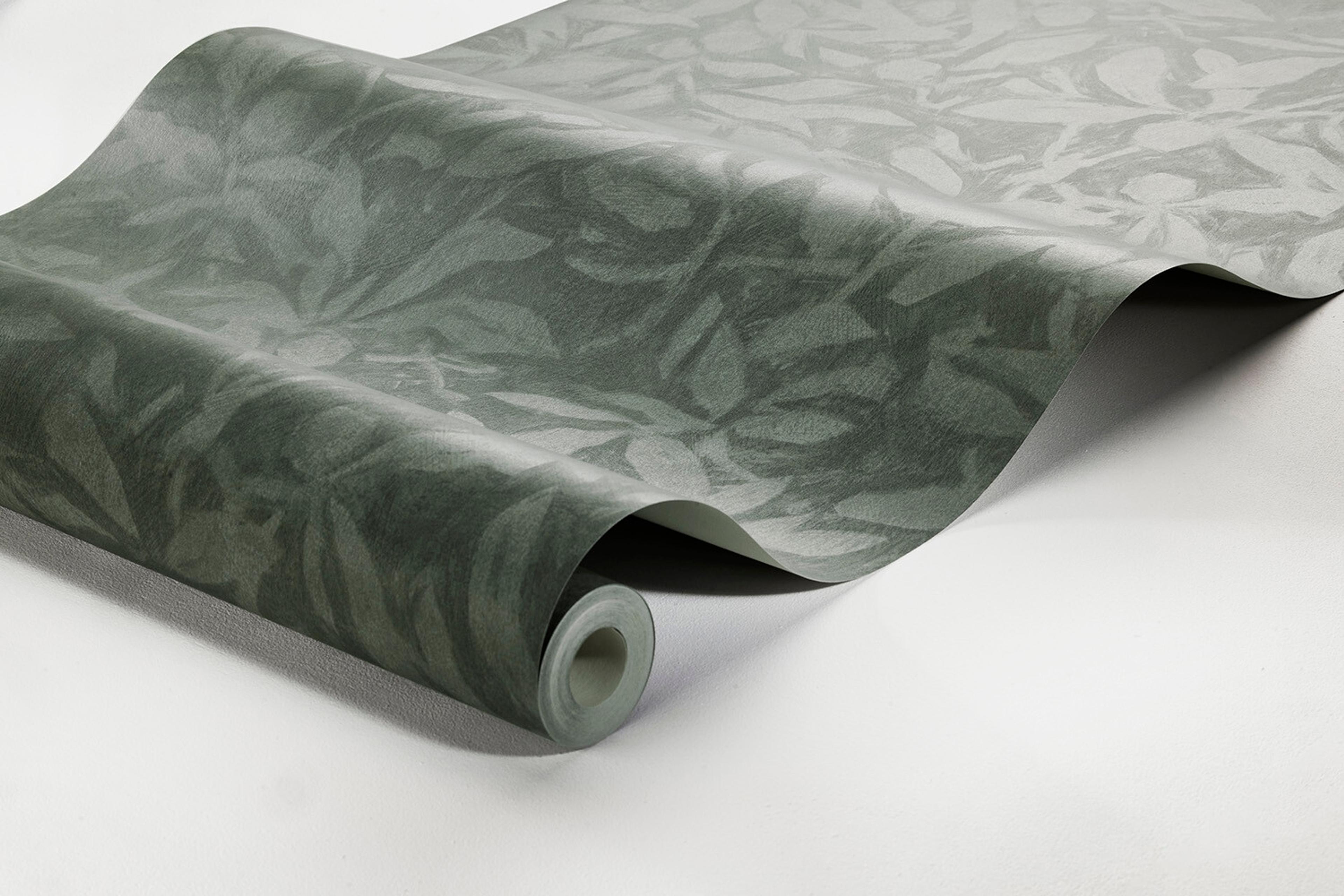 Skogsparken tapet med botaniskt mönster i grön. Från kollektionen Alla Tiders Hus. Nonwoven-material med förskjuten passning. Passar i vardagsrum, matsal och kök.