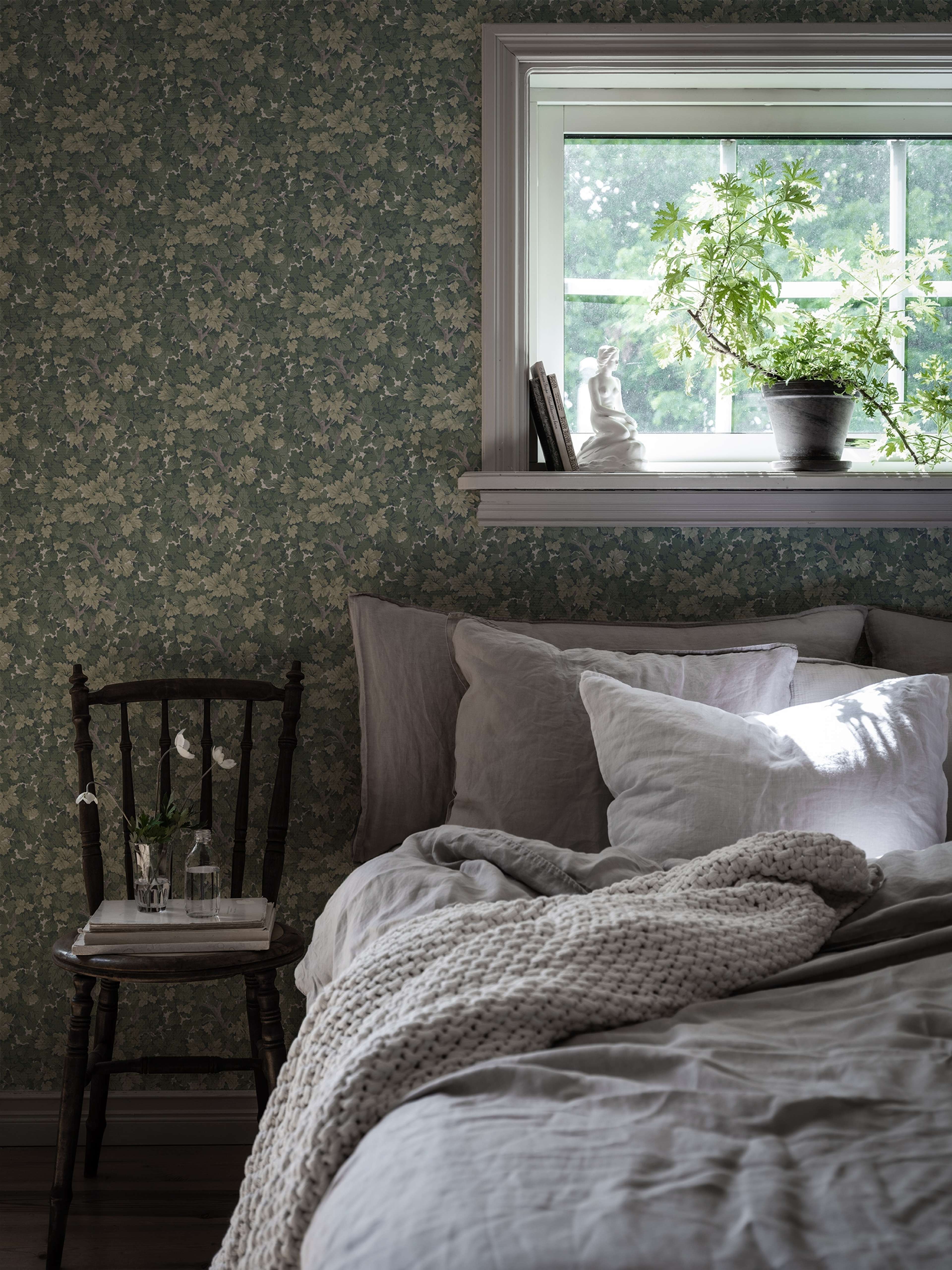 Lilla Dockekulla Grön tapet med botaniskt mönster i grön. Från kollektionen Gammalsvenska klassiker 1850–1950. Nonwoven-material med rak passning.