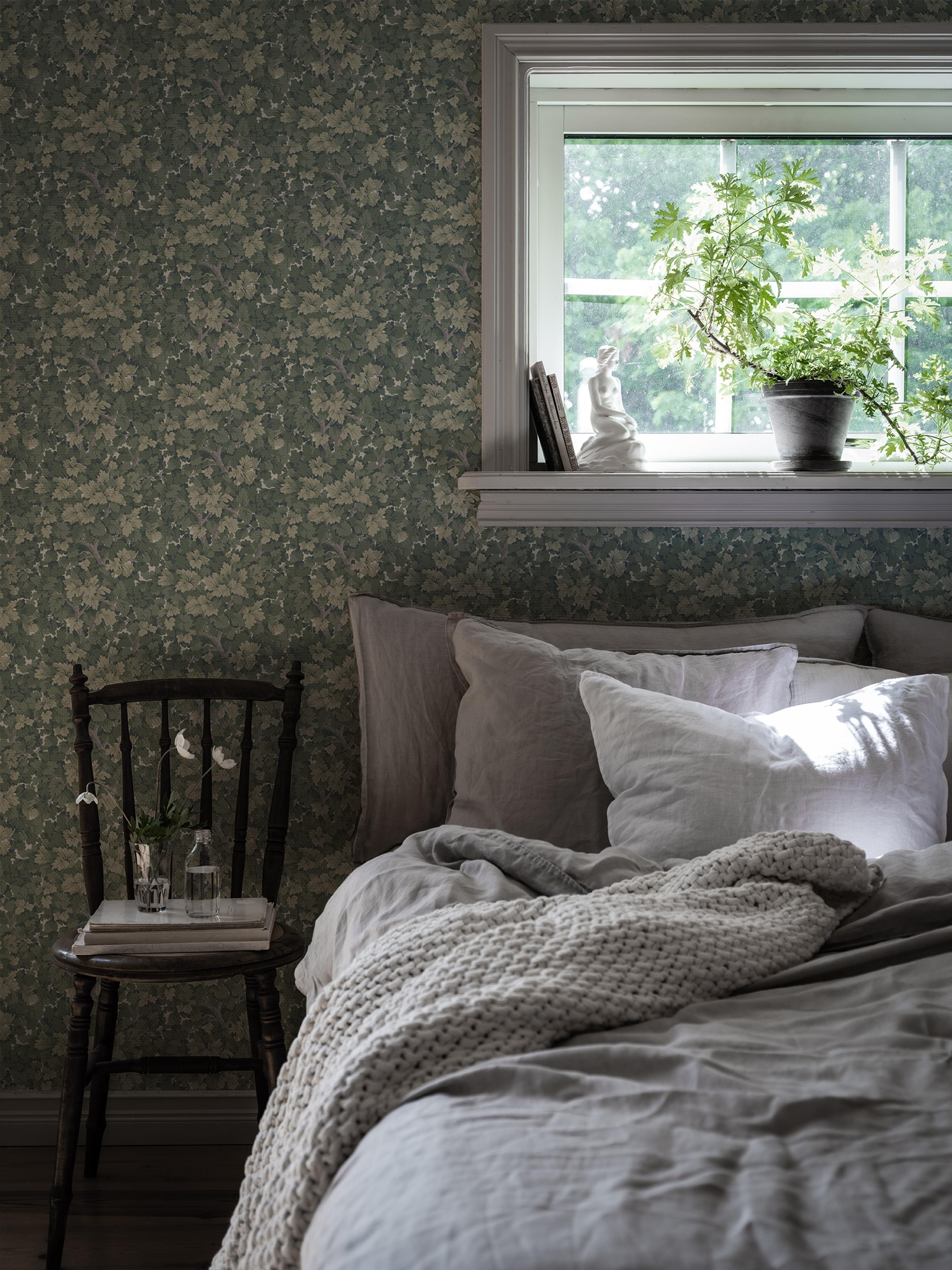 Lilla Dockekulla Grön tapet med botaniskt mönster i grön. Från kollektionen Gammalsvenska klassiker 1850–1950. Nonwoven-material med rak passning.