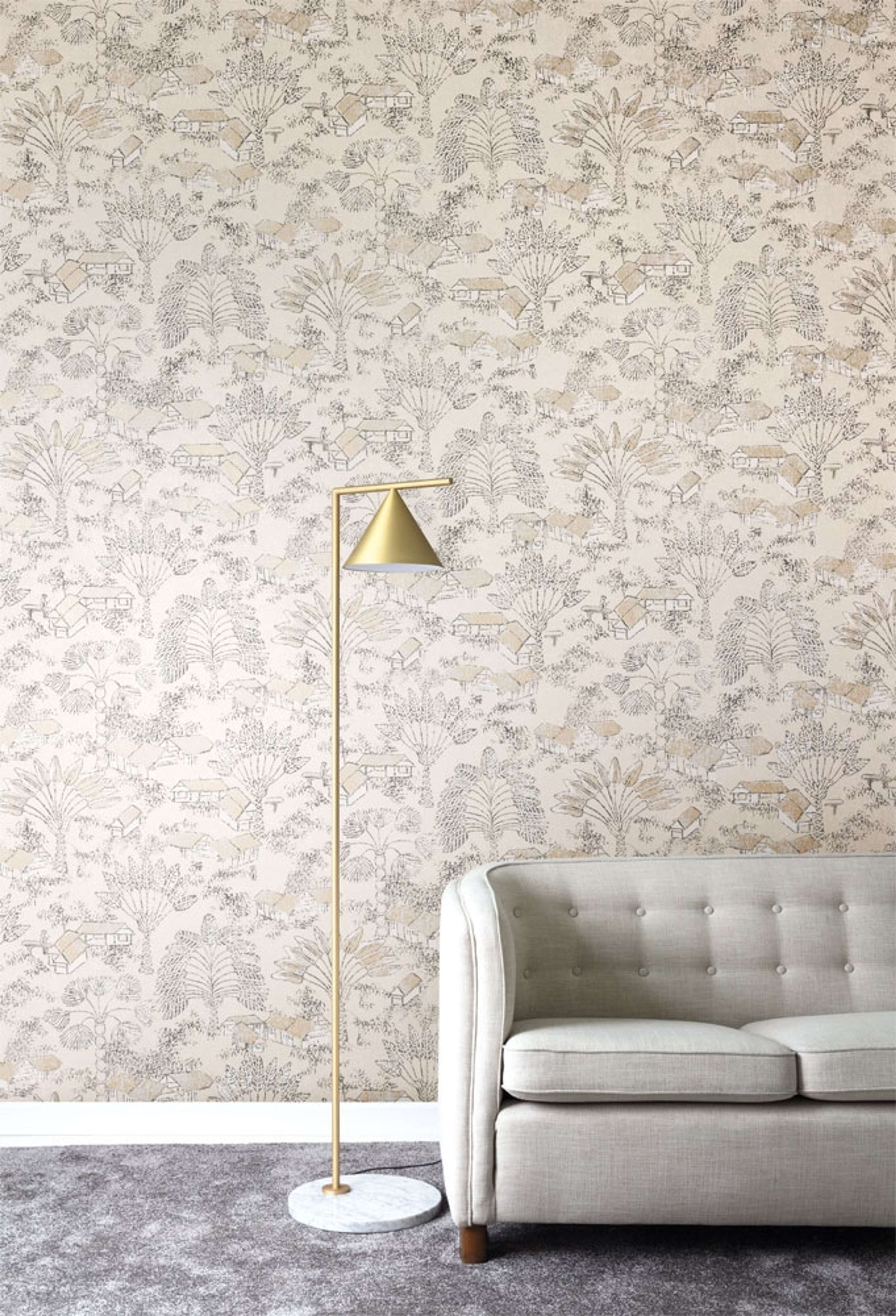Louam Payrus tapet tapet från Midbec med botaniskt mönster i beige. Från kollektionen Tribute. Nonwoven-material med förskjuten passning. Passar i vardagsrum, matsal och hall.