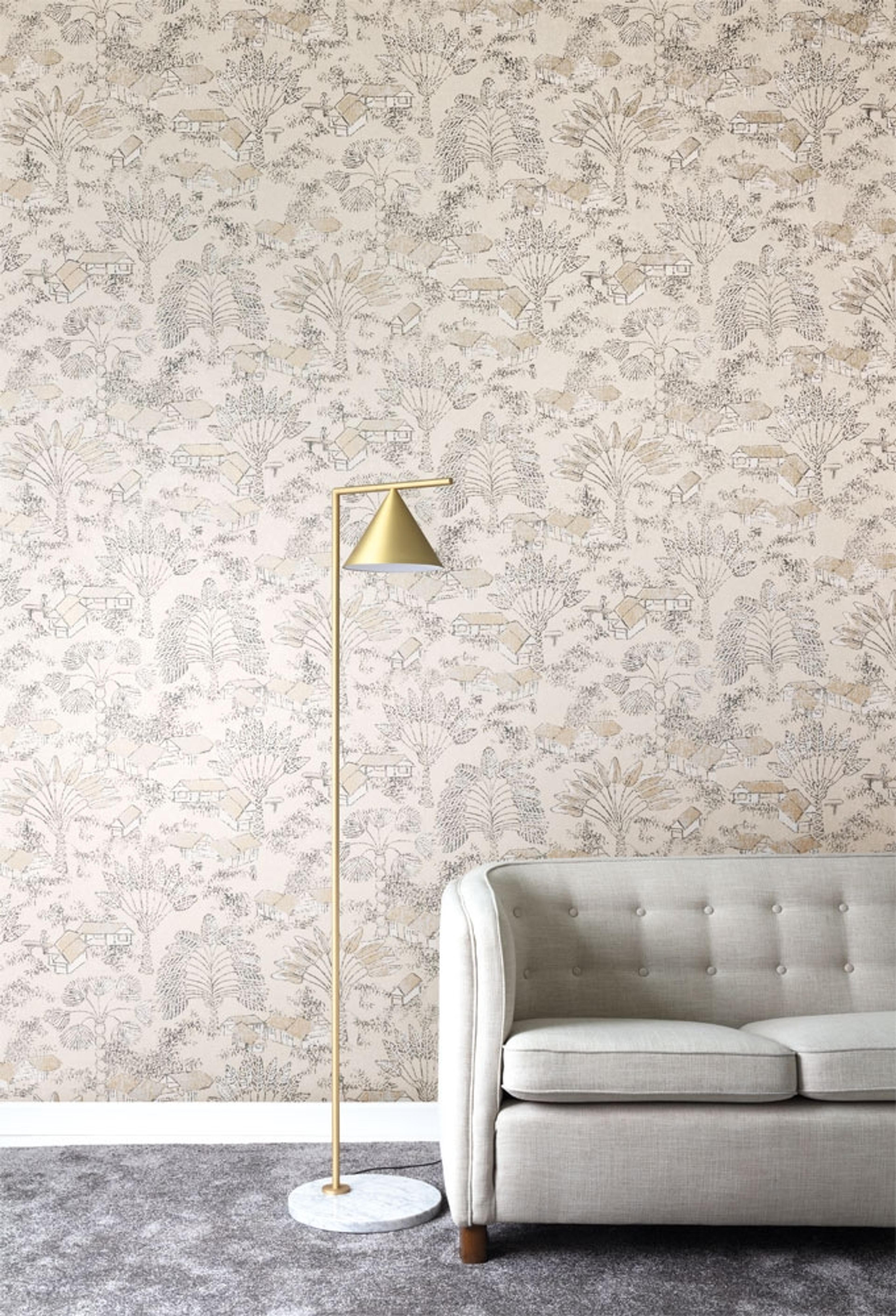 Louam Payrus tapet tapet från Midbec med botaniskt mönster i beige. Från kollektionen Tribute. Nonwoven-material med förskjuten passning. Passar i vardagsrum, matsal och hall.