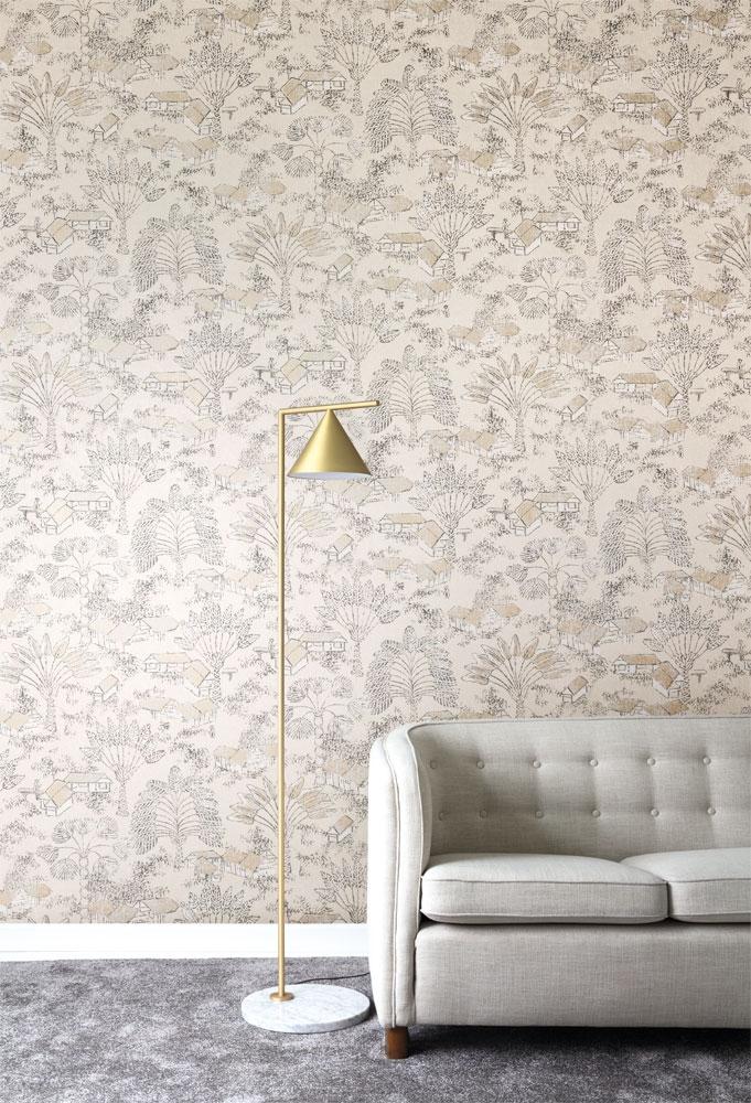 Louam Payrus tapet tapet från Midbec med botaniskt mönster i beige. Från kollektionen Tribute. Nonwoven-material med förskjuten passning. Passar i vardagsrum, matsal och hall.