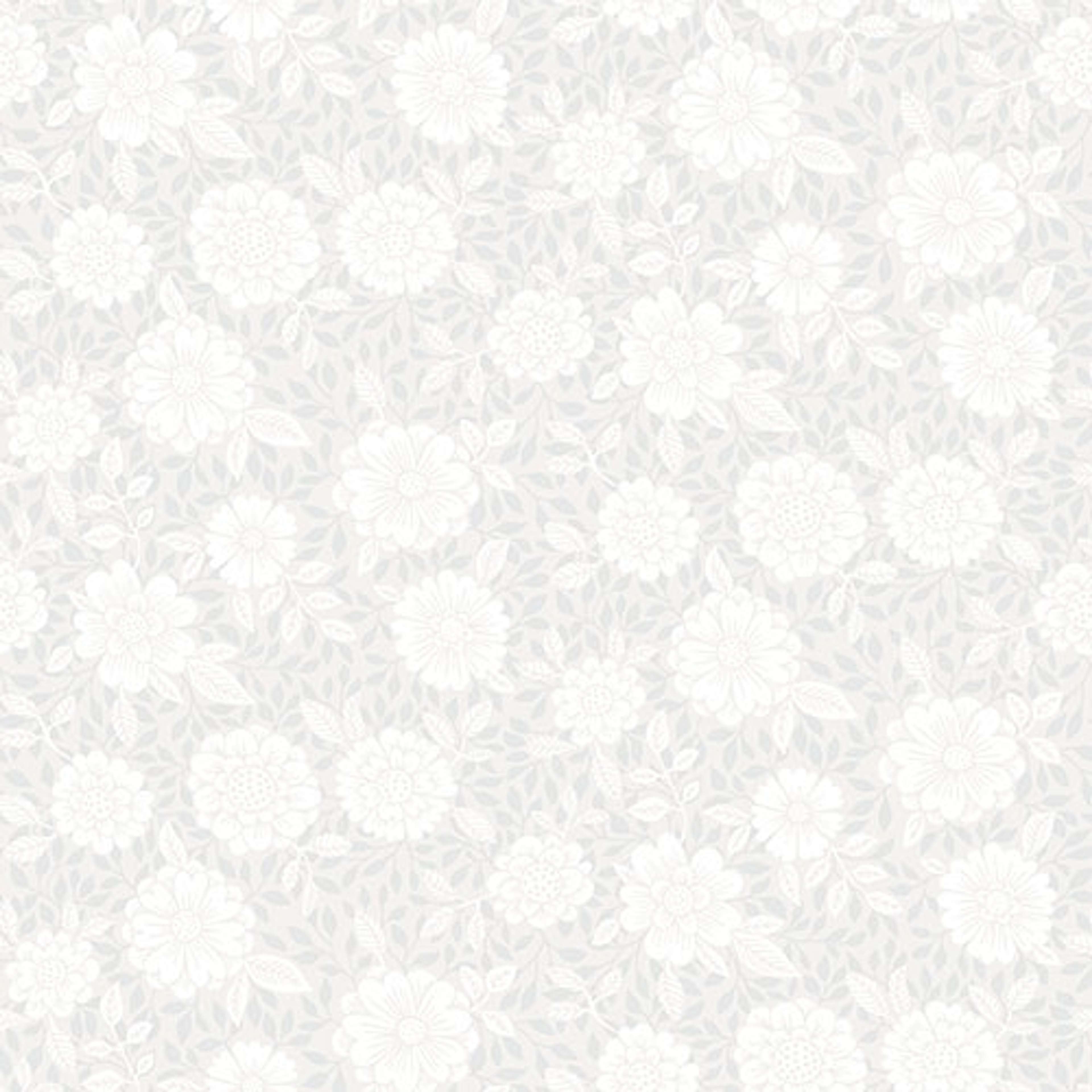 Lizette tapet med botaniskt mönster i grå och beige. Från kollektionen skogsgläntan. Nonwoven-material med rak passning. Country-stil. Passar i vardagsrum, sovrum och matsal.