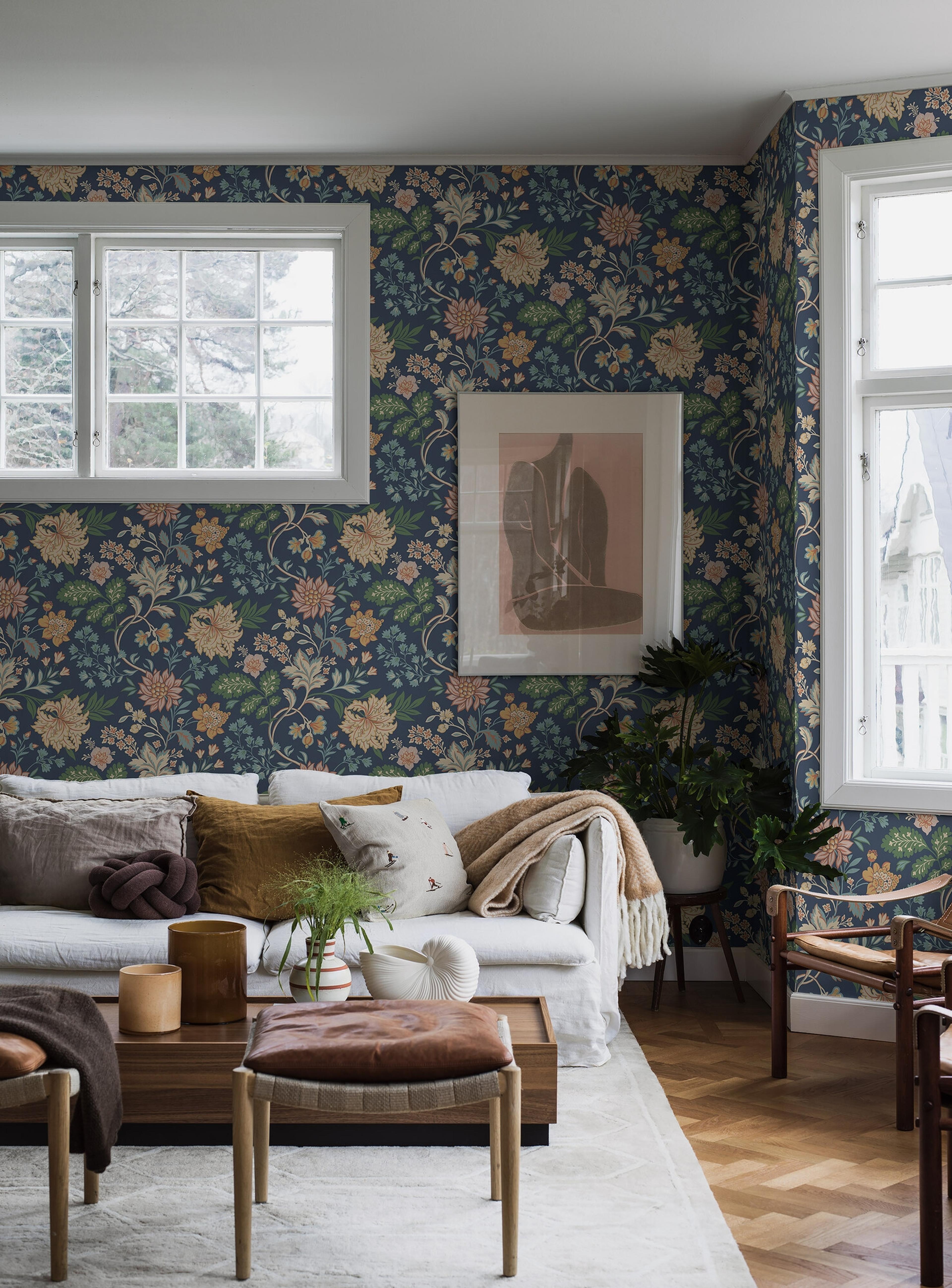 Alicia, mörkblå tapet med blommigt mönster i blå. Från kollektionen Vårt Arkiv. Nonwoven-material med förskjuten passning.
