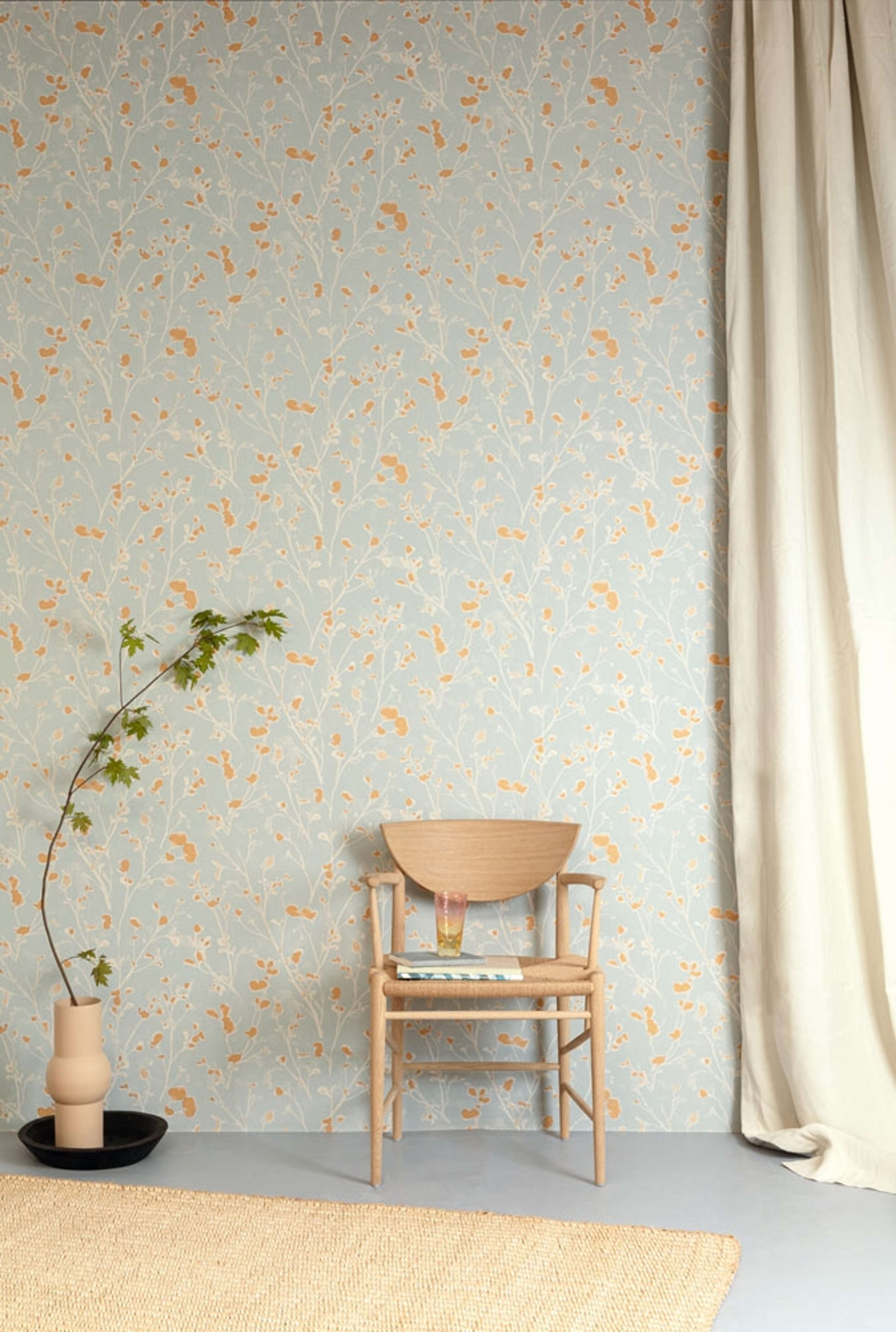 Alder heaven tapet med botaniskt mönster i blå. Från kollektionen lotus. Nonwoven-material med förskjuten passning. Lek, country-stil.