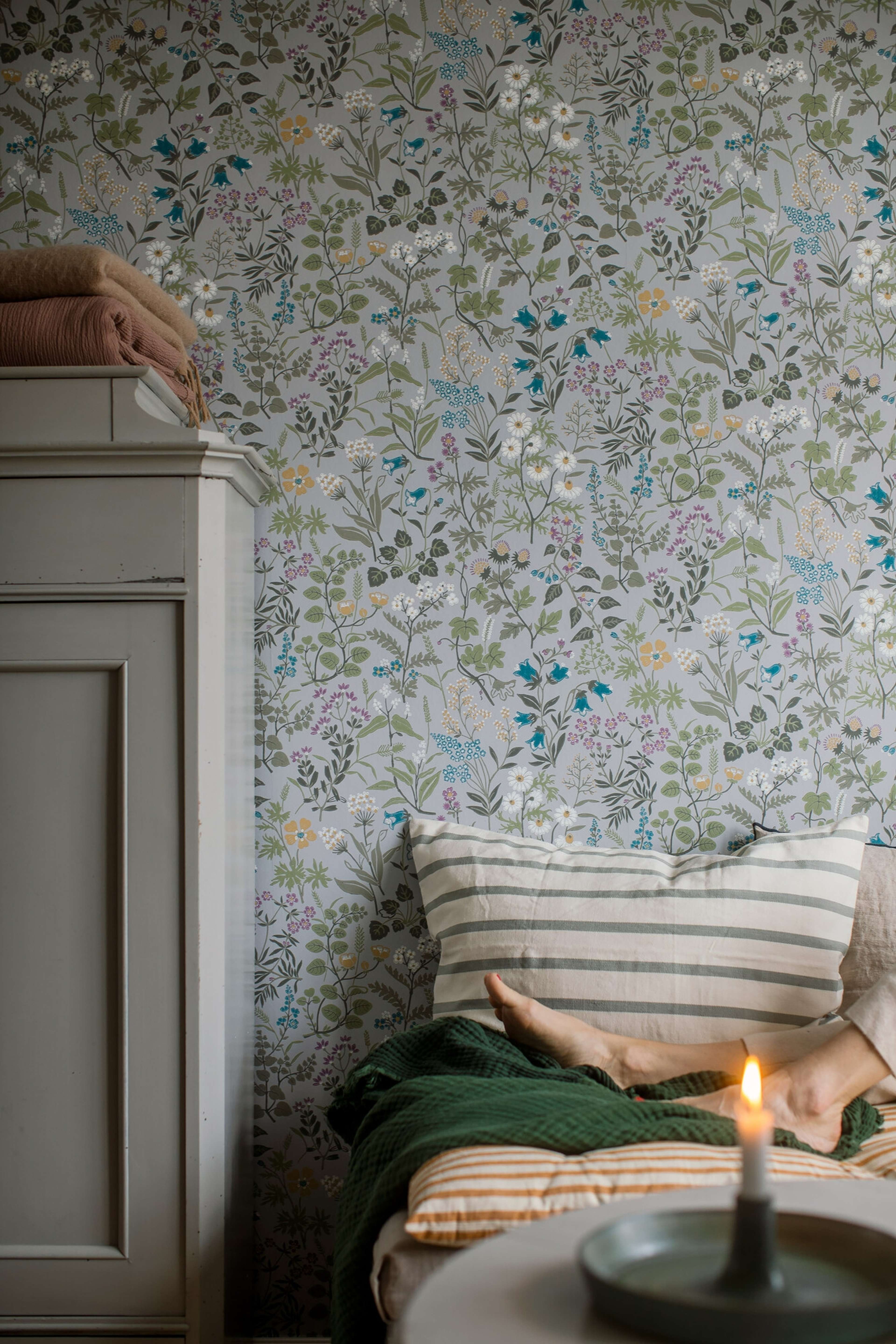 Flora tapet med blommigt mönster i grå. Från kollektionen Alla Tiders Hus. Nonwoven-material med förskjuten passning. Passar i vardagsrum, matsal och kök.