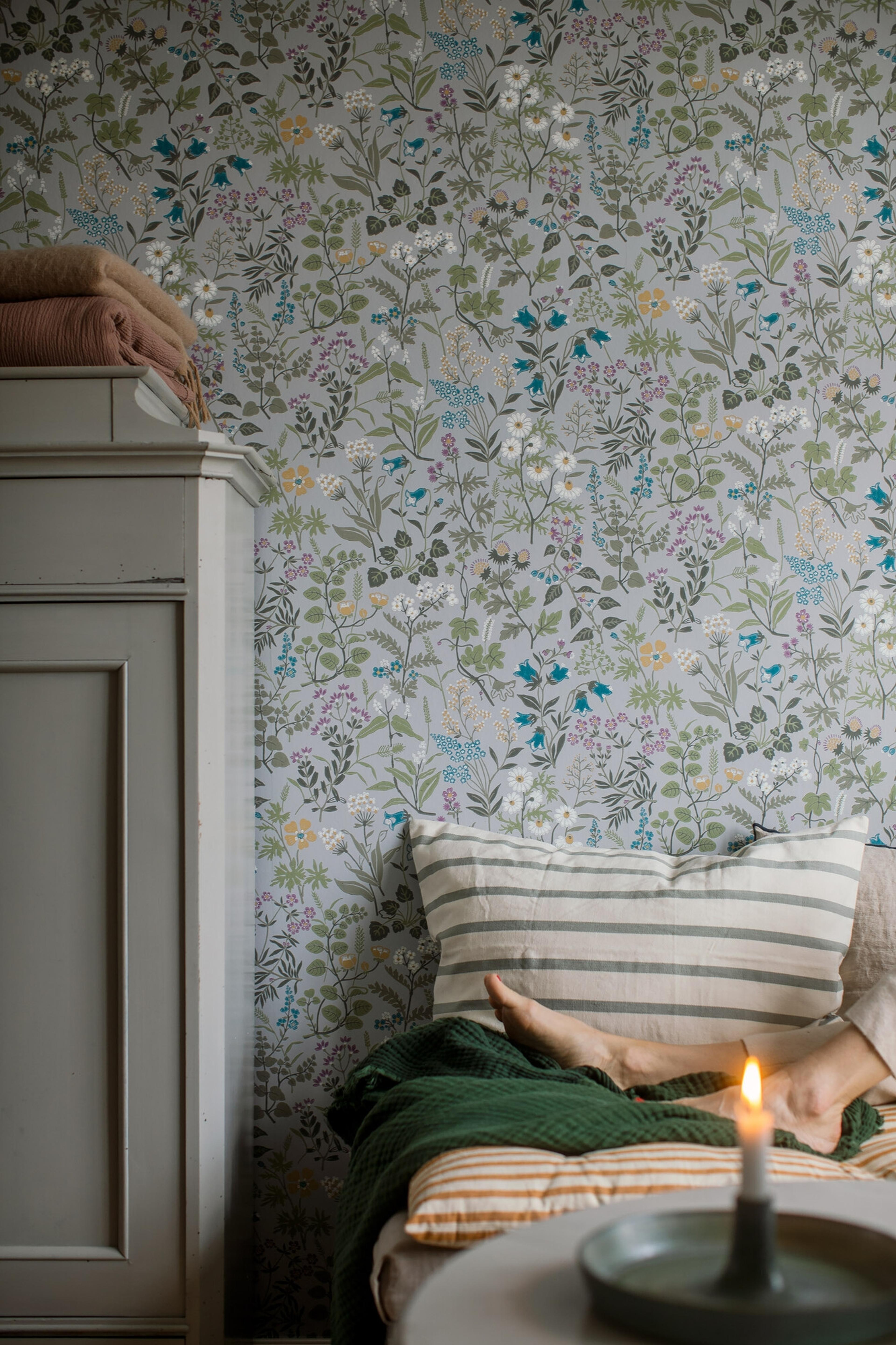 Flora tapet med blommigt mönster i grå. Från kollektionen Alla Tiders Hus. Nonwoven-material med förskjuten passning. Passar i vardagsrum, matsal och kök.