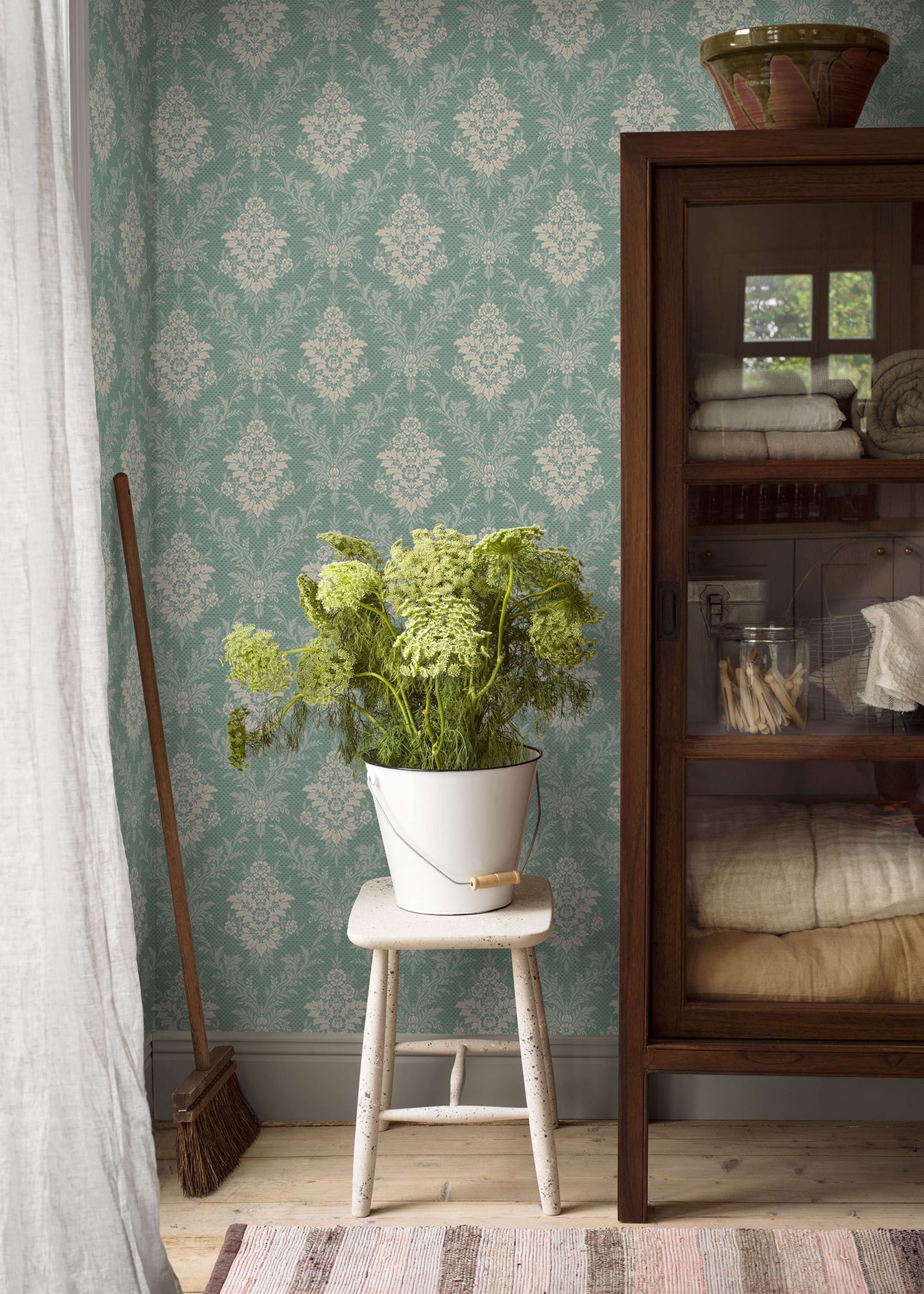 Sofia tapet från Boråstapeter med blommigt mönster i grön, blå och beige. Från kollektionen anno. Nonwoven-material med rak passning. Passar i sovrum och matsal.