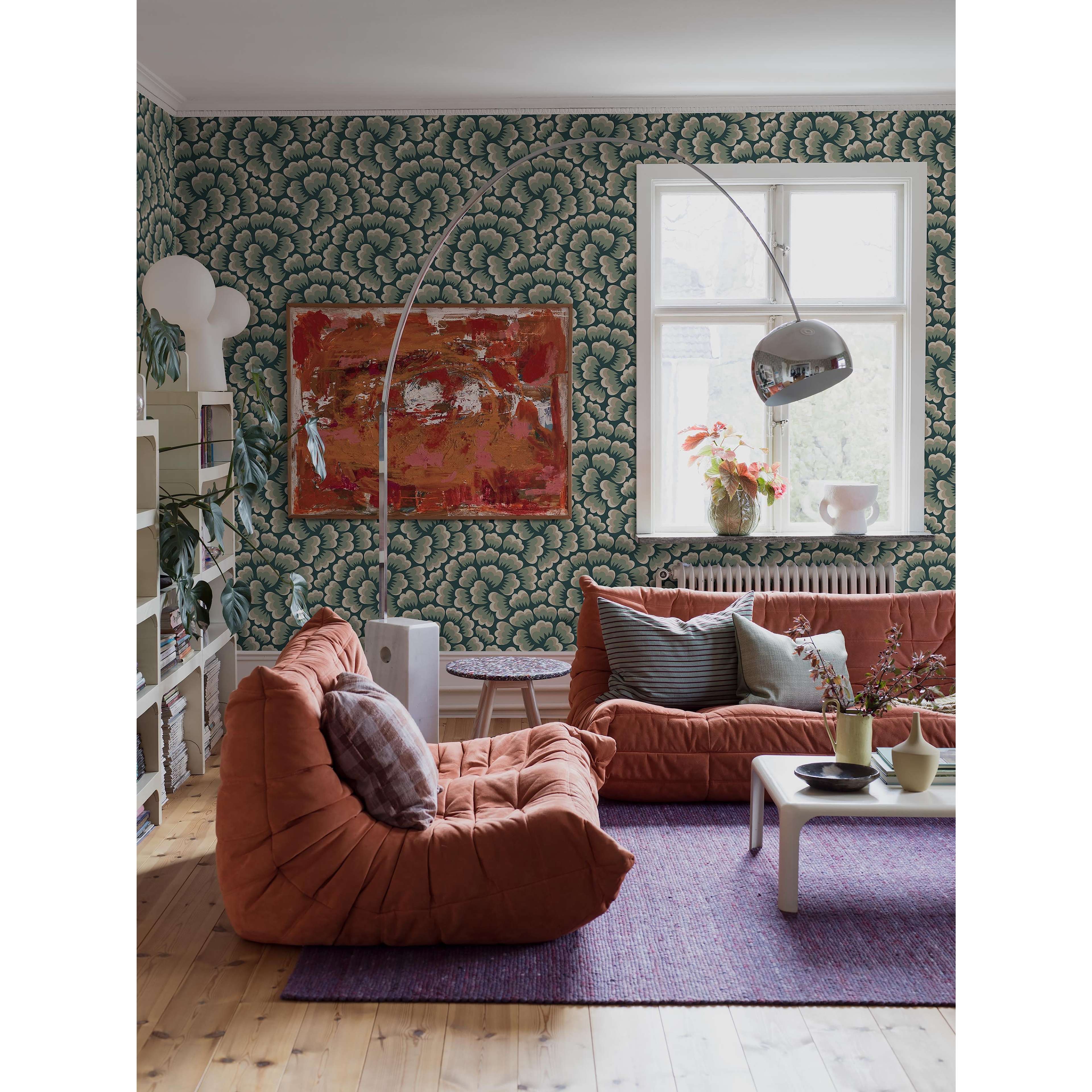 Hanna Werning Bom Bom grön, tapet tapet med blommigt, grafiskt mönster i grön. Från kollektionen swedish designers. Nonwoven-material med rak passning.