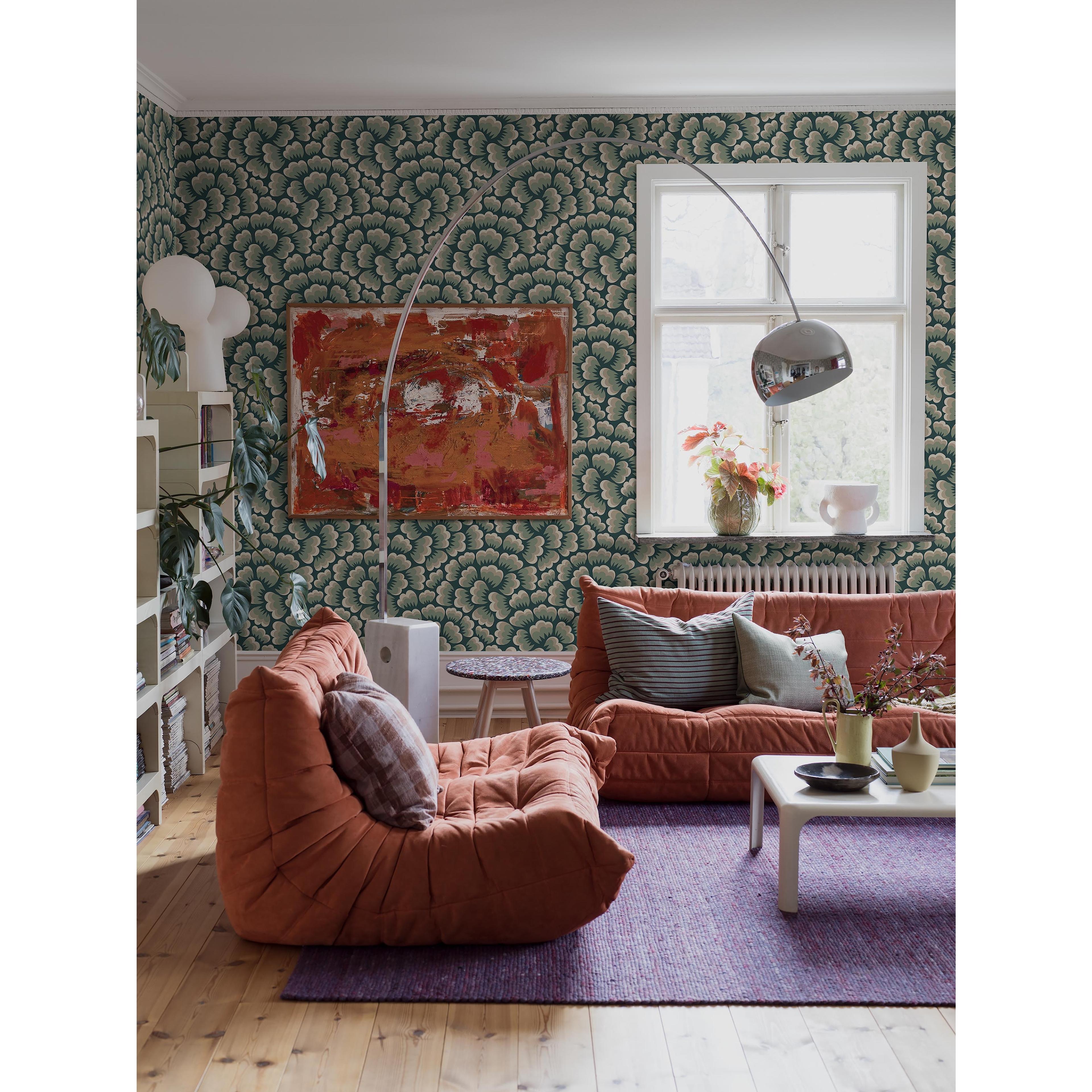 Hanna Werning Bom Bom grön, tapet tapet med blommigt, grafiskt mönster i grön. Från kollektionen swedish designers. Nonwoven-material med rak passning.