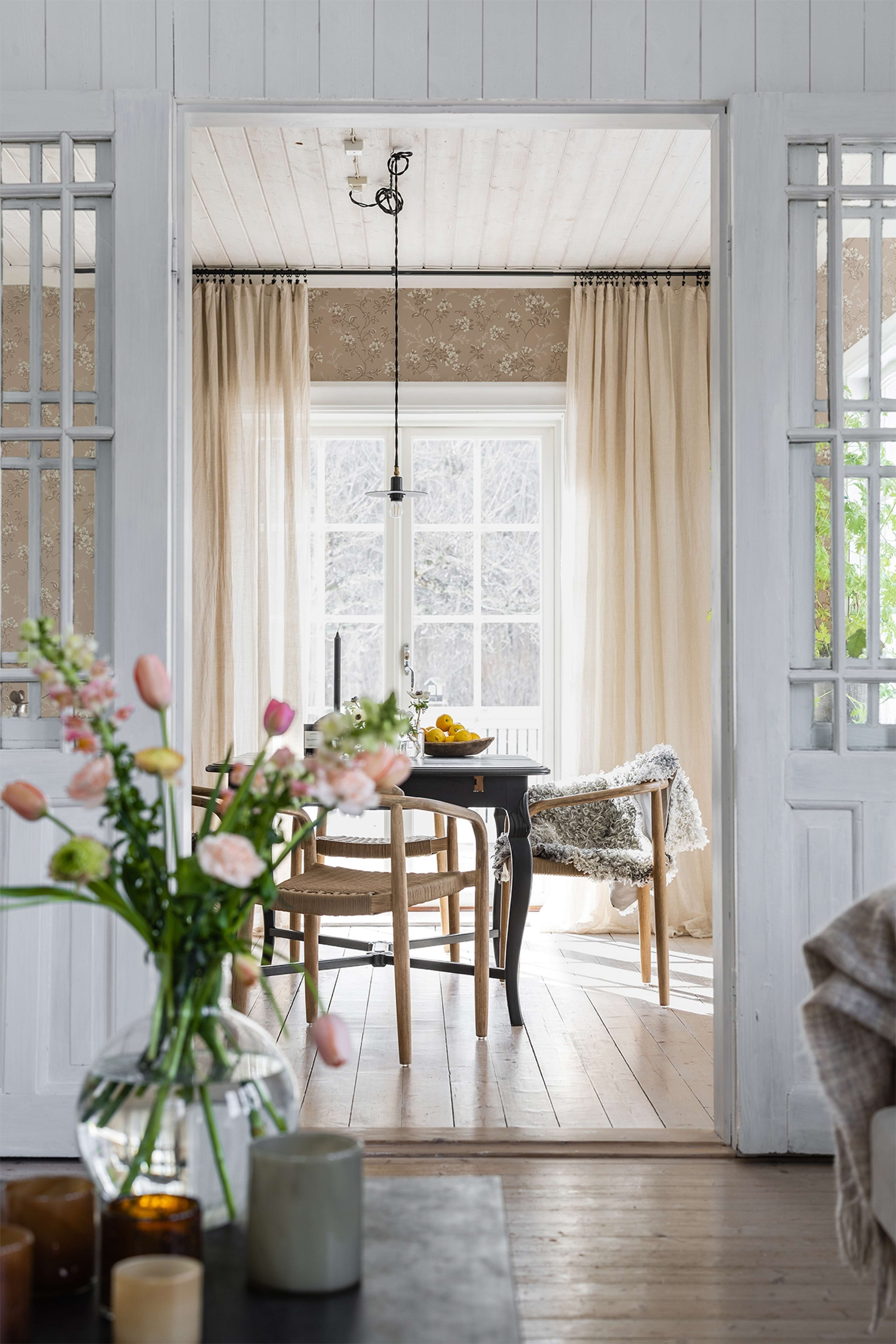 Sonja Rosa tapet med blommigt mönster i rosa. Från kollektionen Flora. Nonwoven-material med förskjuten passning.