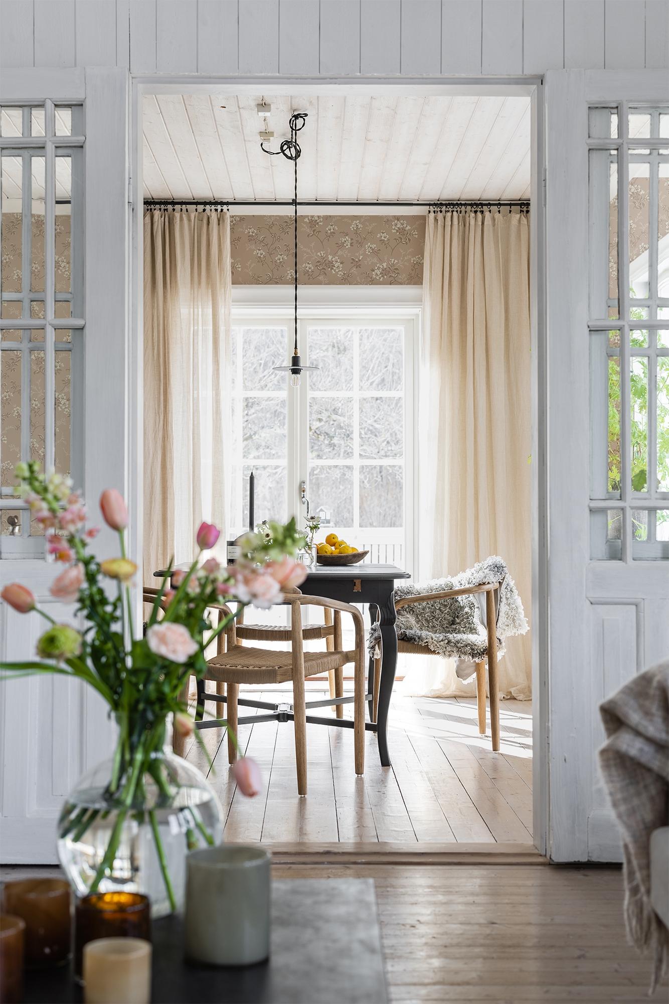 Sonja Rosa tapet med blommigt mönster i rosa. Från kollektionen Flora. Nonwoven-material med förskjuten passning.