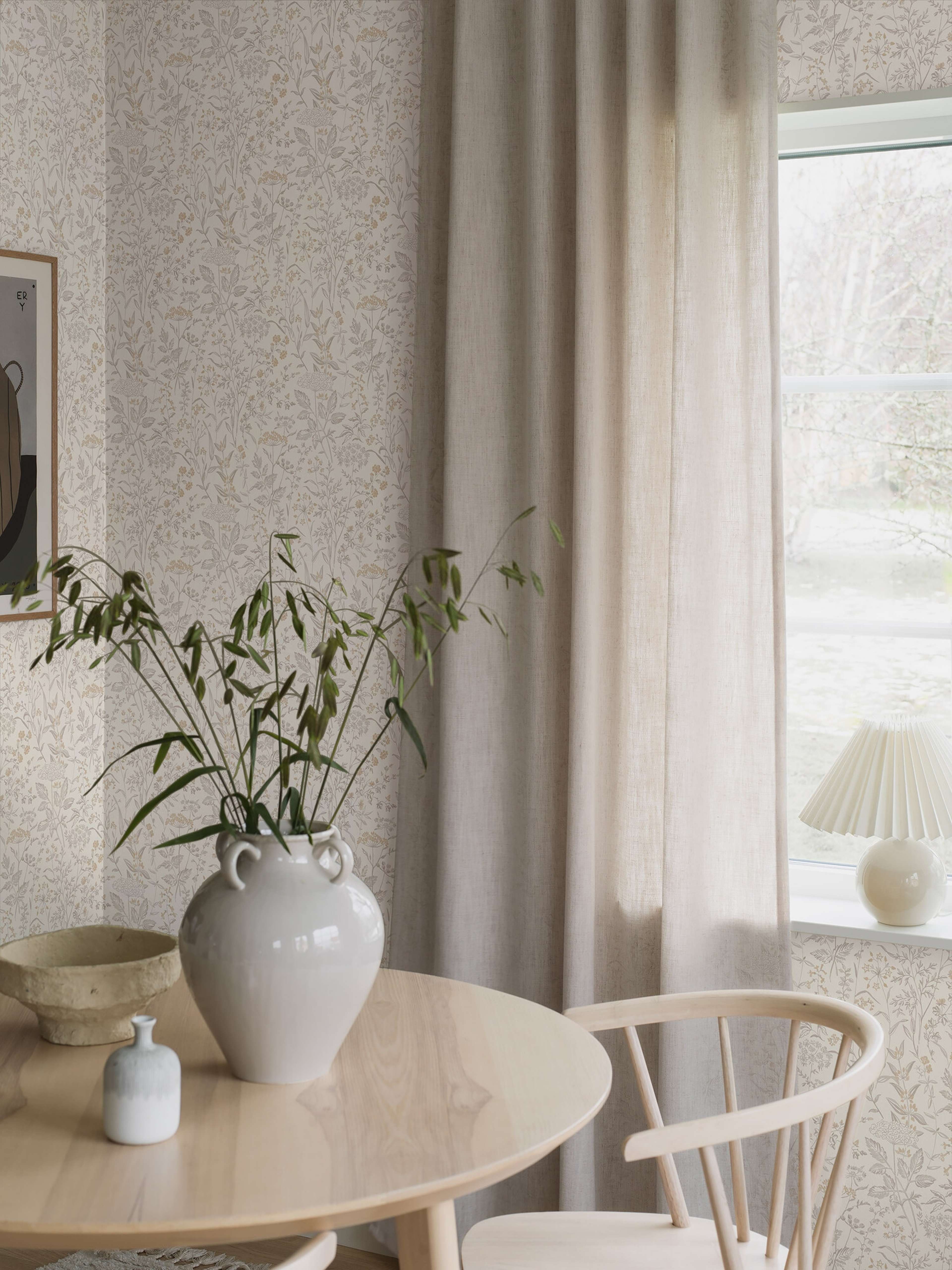 Emil 38735, tapet tapet med botaniskt, blommigt mönster i cream. Från kollektionen Borosan Hem. Nonwoven-material med rak passning.