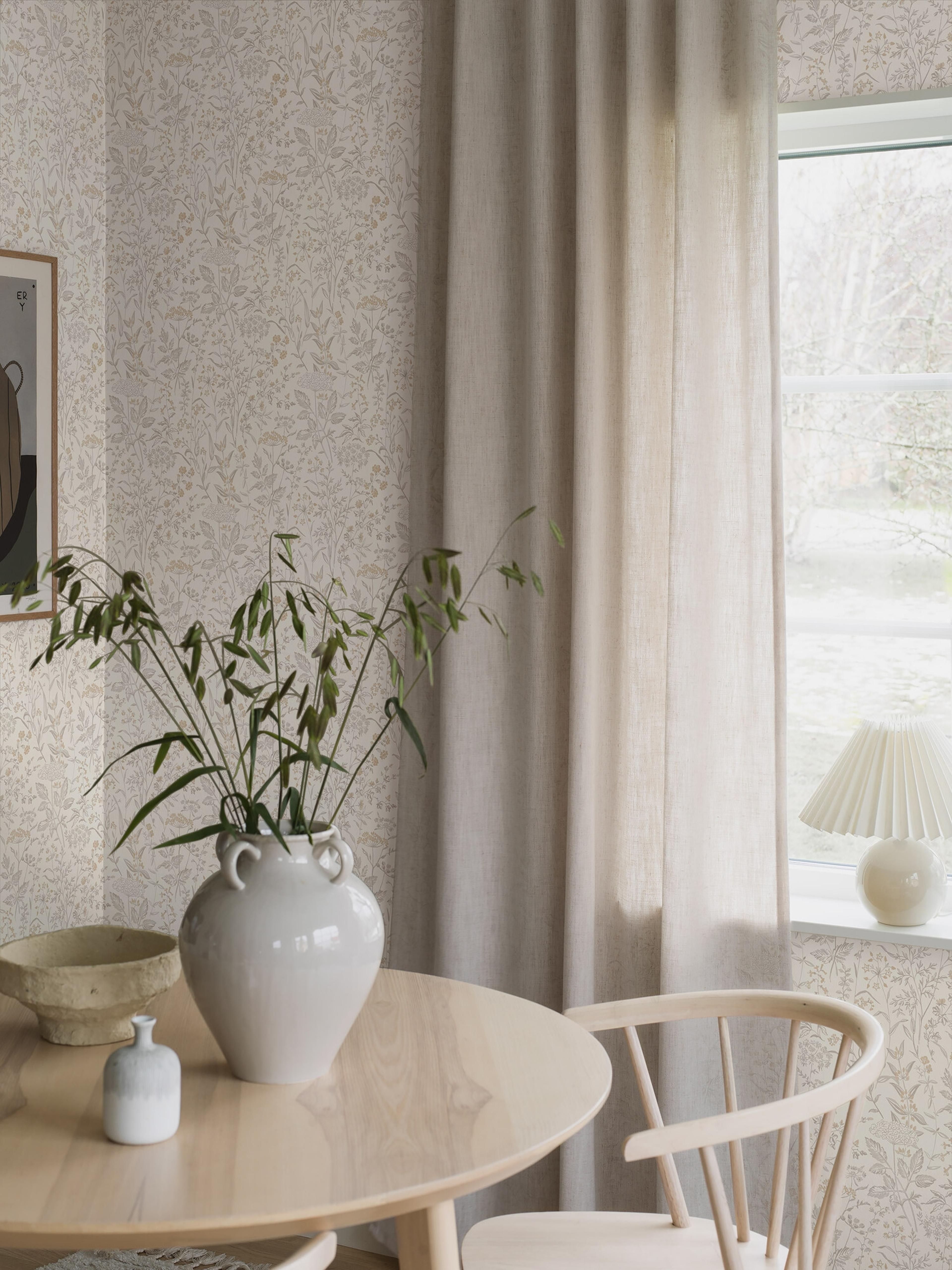 Emil 38735, tapet tapet med botaniskt, blommigt mönster i cream. Från kollektionen Borosan Hem. Nonwoven-material med rak passning.