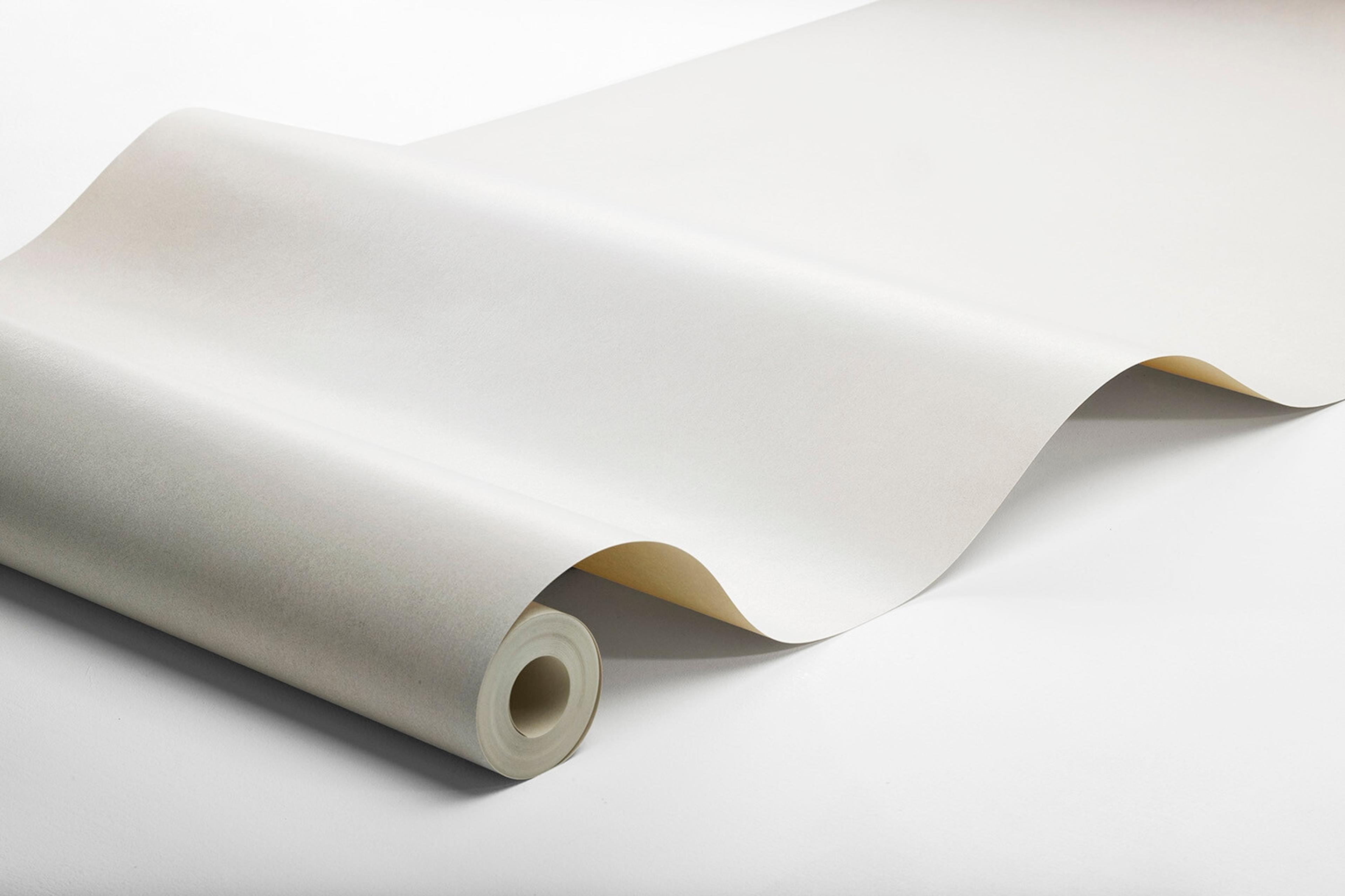 Shades Alabaster tapet enfärgad i vit. Från kollektionen shades. Nonwoven-material. Passar i vardagsrum.