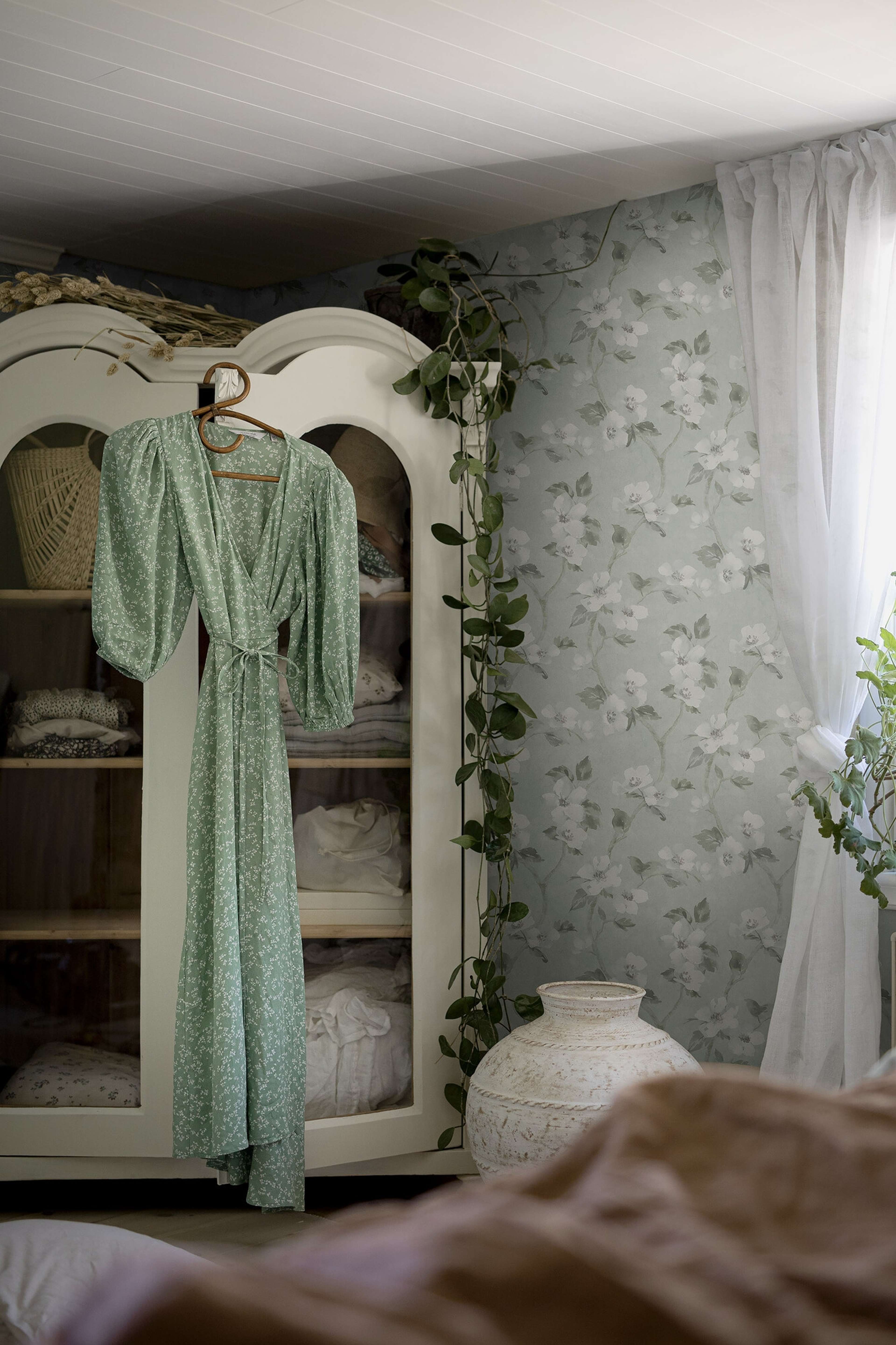 Helen´s Flower dämpad ljusturkos botten tapet med blommigt mönster i turkos. Från kollektionen Cottage Garden. Nonwoven-material med rak passning. Passar i vardagsrum, matsal och hall.